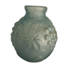 Vase boule art déco en verre moulé opaque bleu