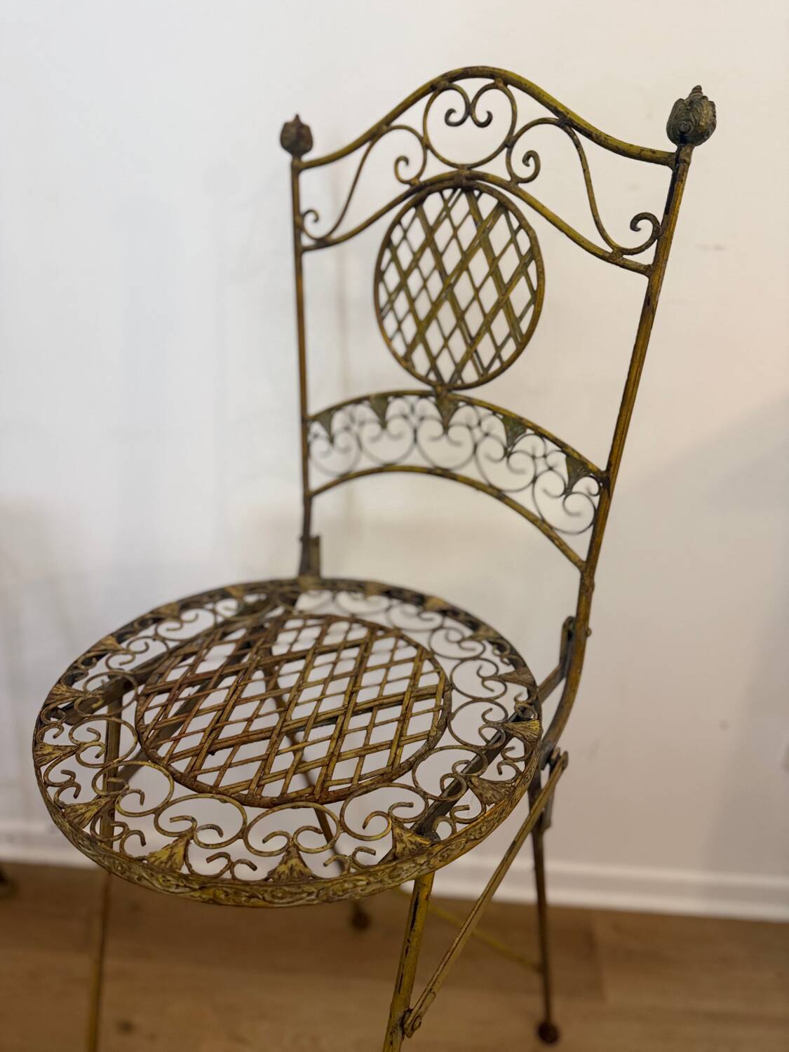 Paire de chaises hautes pliantes en fer forgé – Patine ocre – Style Ja