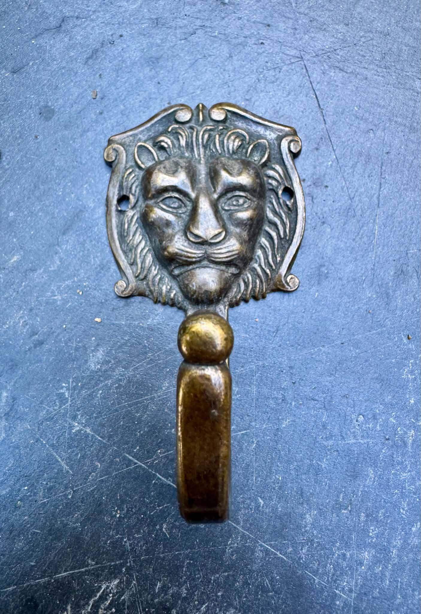 3 patères lion en laiton massif baroque
