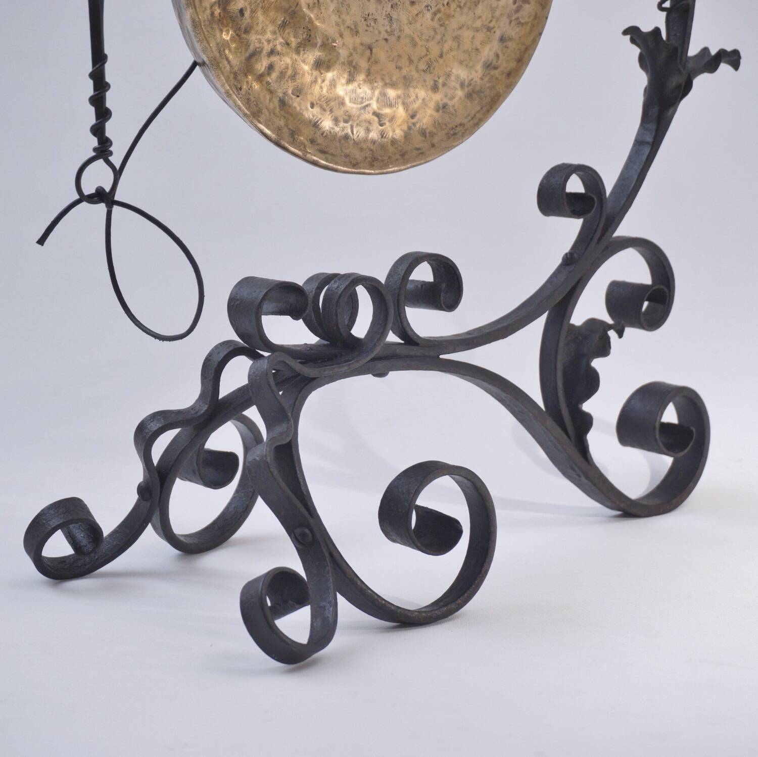 Gong antique géant Arts & Crafts, fer forgé et laiton, style Townshends, années 1890 environ, anglais