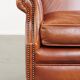 Fauteuil en cuir confortable et bien entretenu, fini avec des clous décoratifs de style anglais
