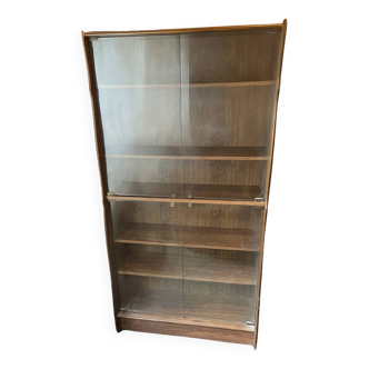 Vitrine en bois courbé avec portes vitrées coulissantes