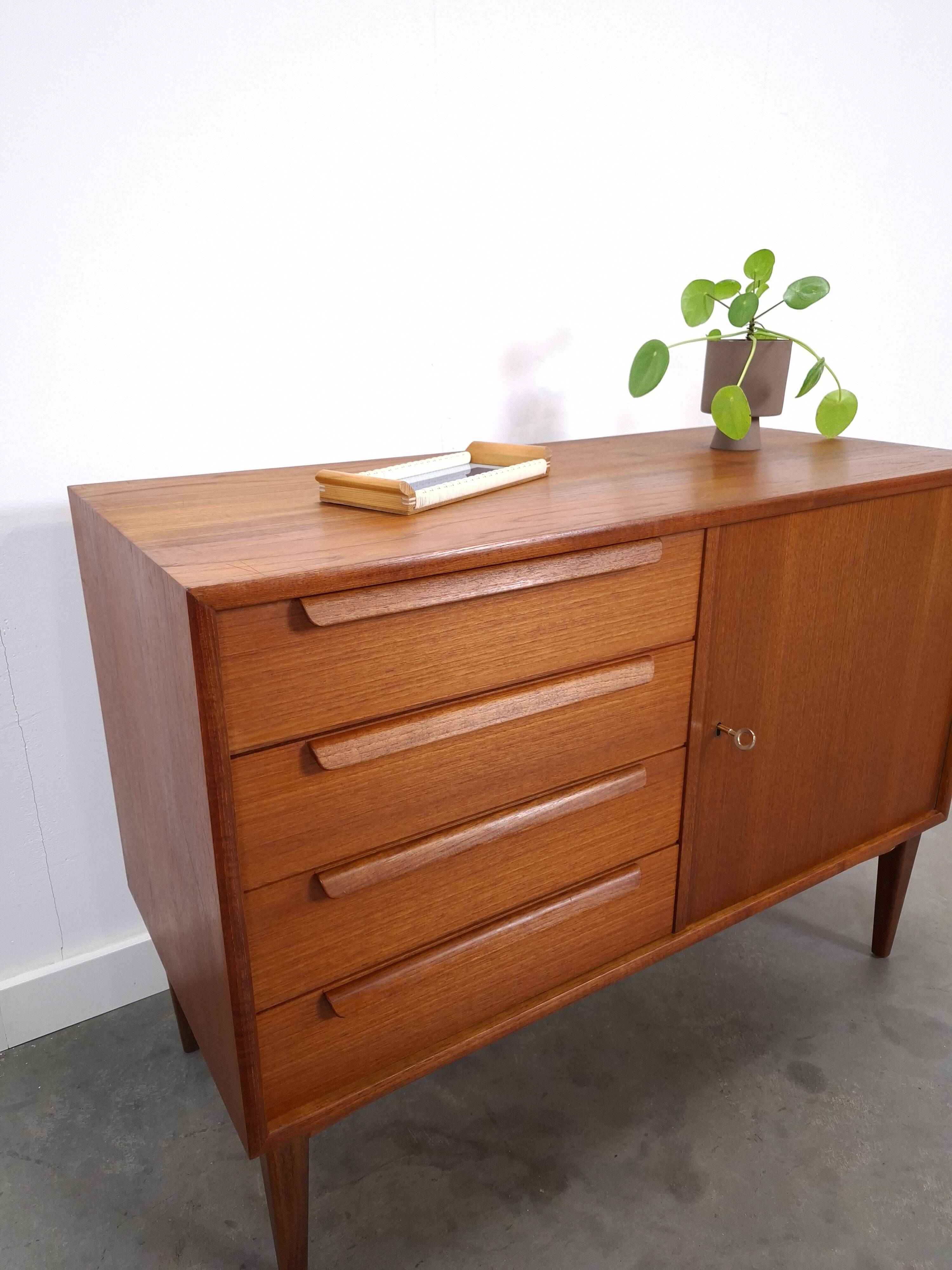 Teak sideboard met 4 lades en houten grepen, Bornhold