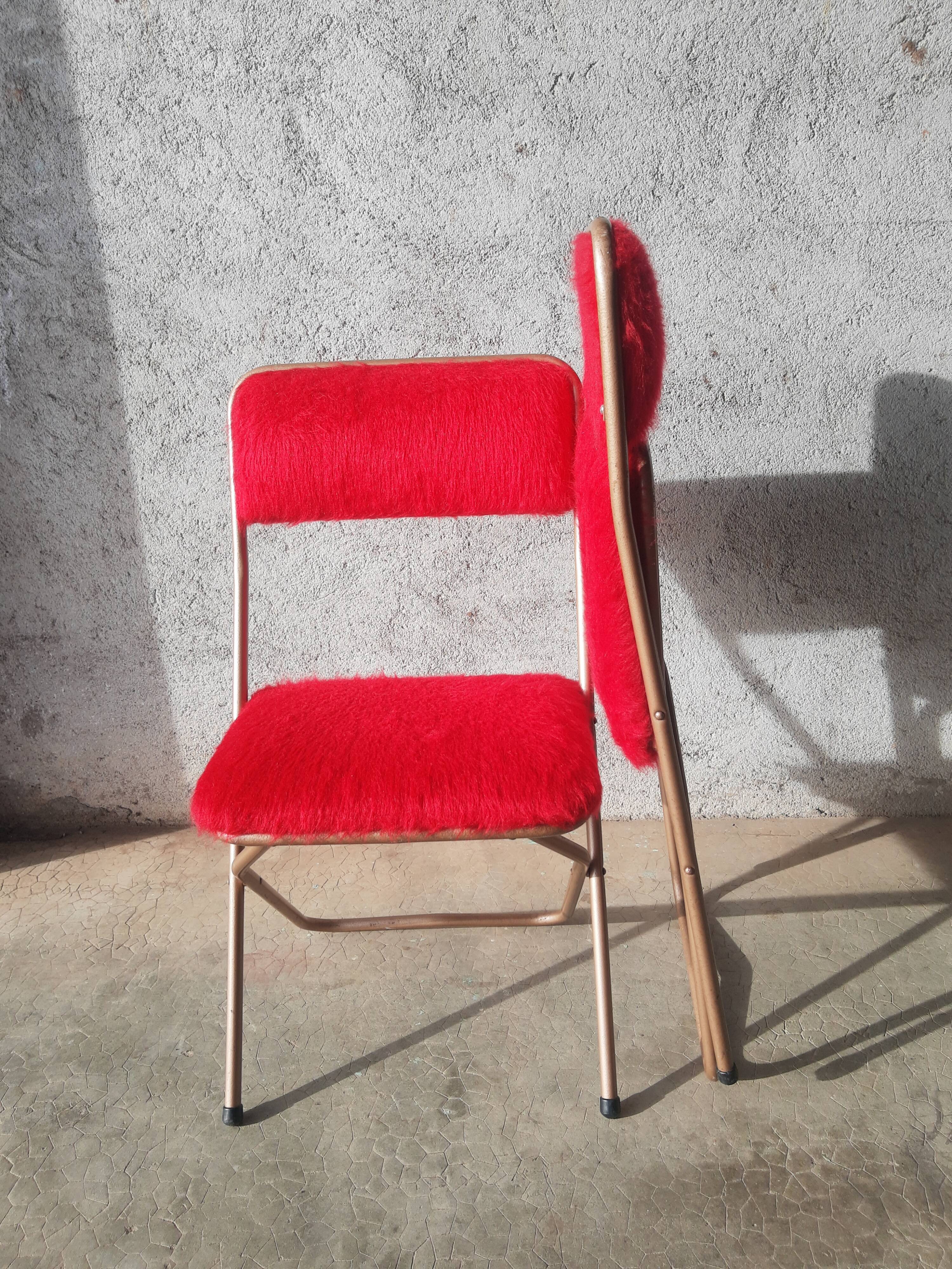 Pair of folding chairs in vintage red moumoute