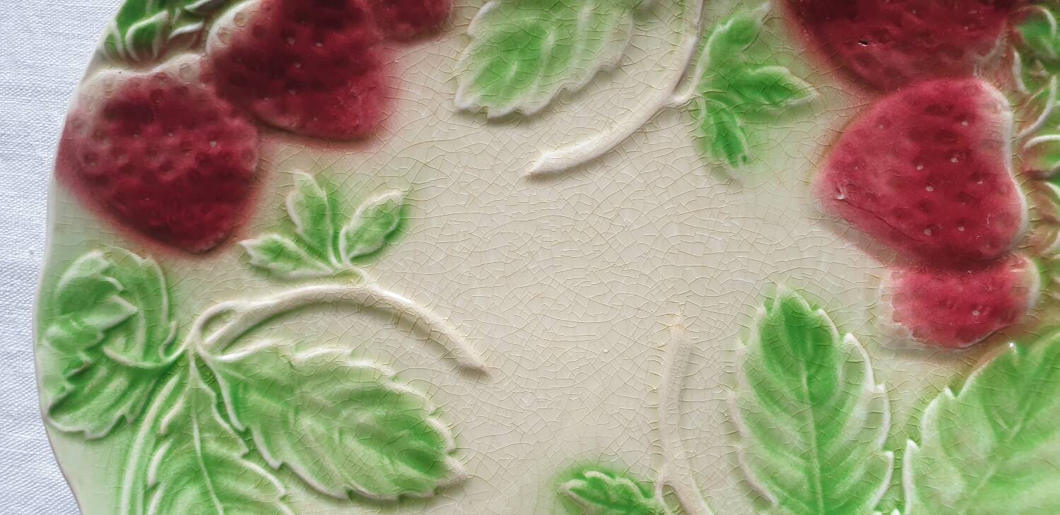 Six assiettes en barbotine décor fraises