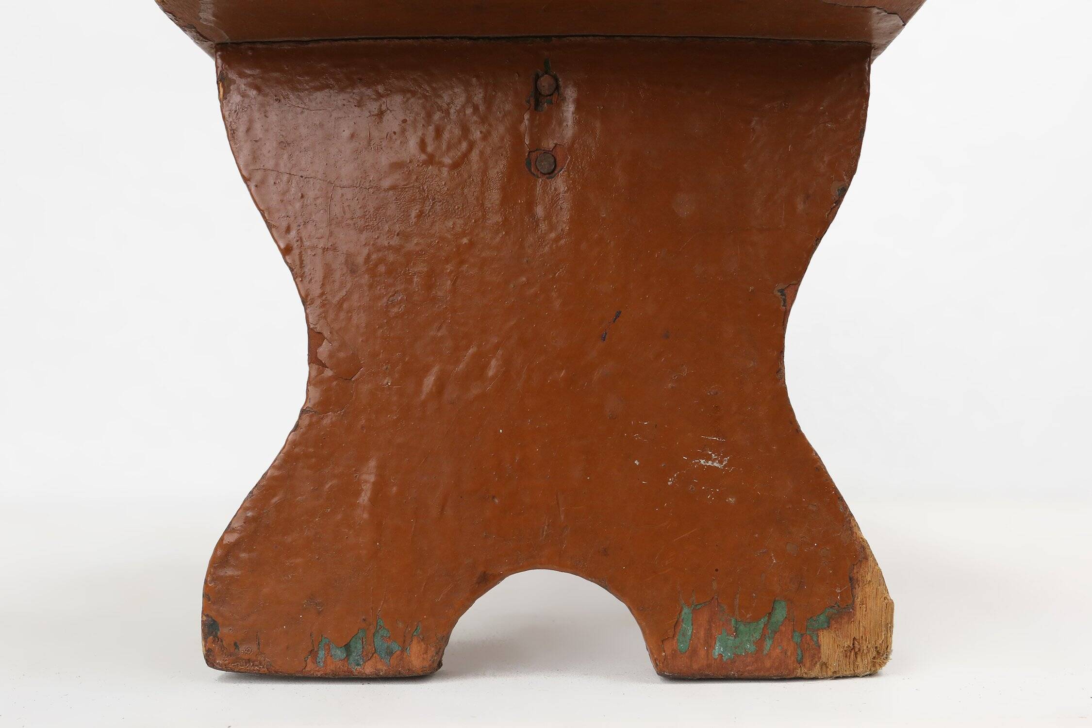 Tabouret bas rustique français en bois peint en terre cuite, années 1890.