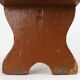 Tabouret bas rustique français en bois peint en terre cuite, années 1890.