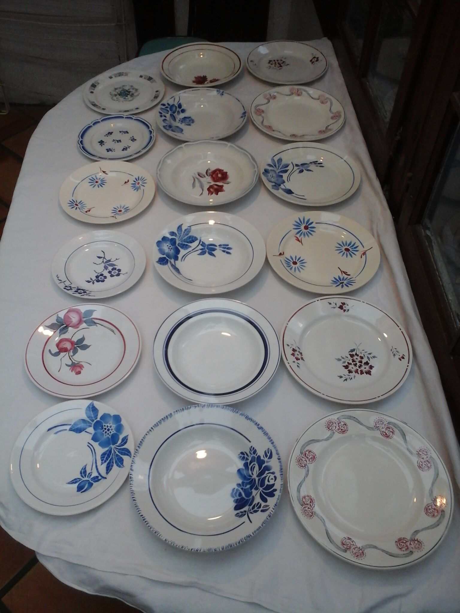 Assortiment de 18 assiettes dominante bleue