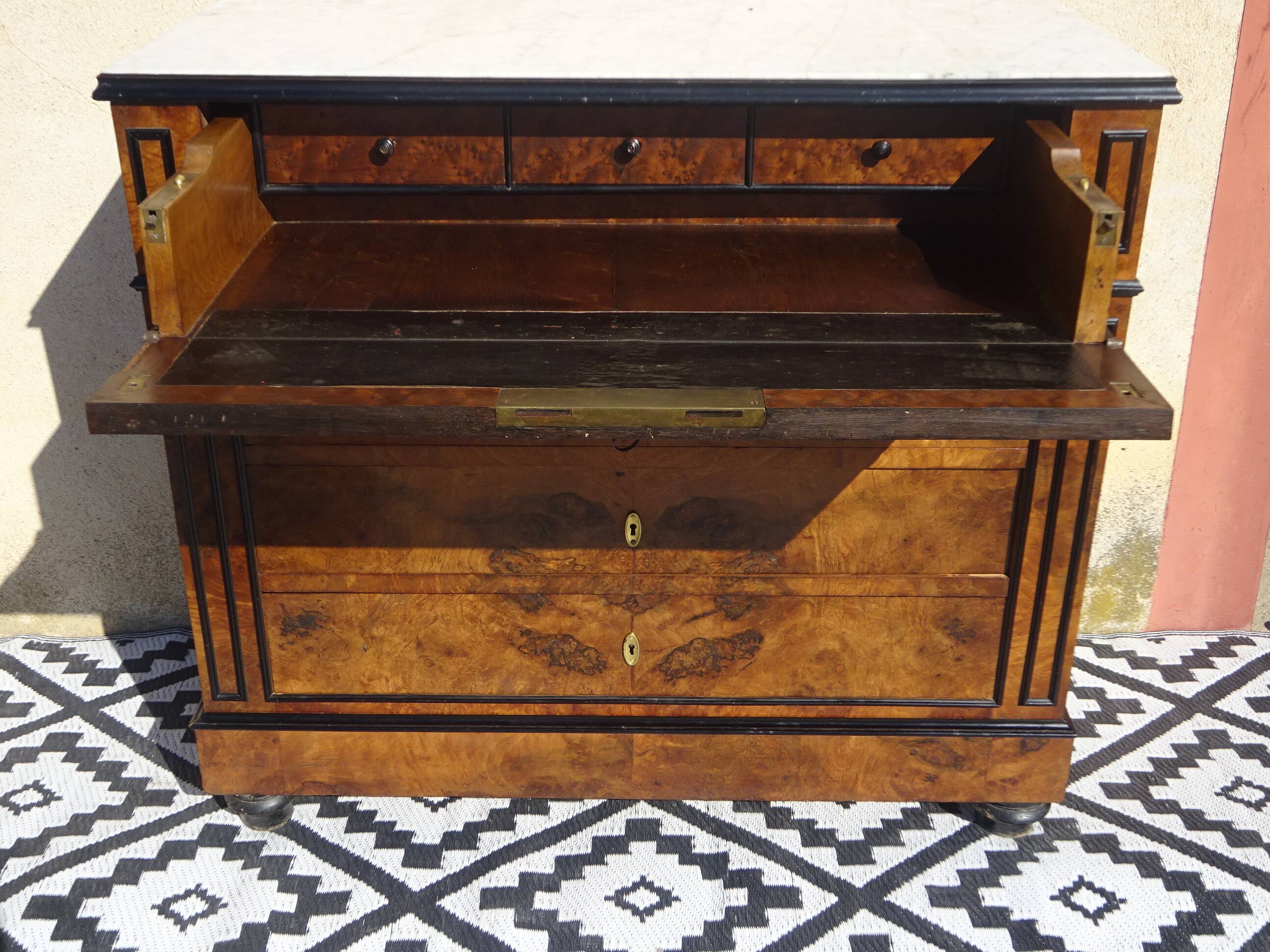 Napoleon III chest of drawers in walnut and burl walnut