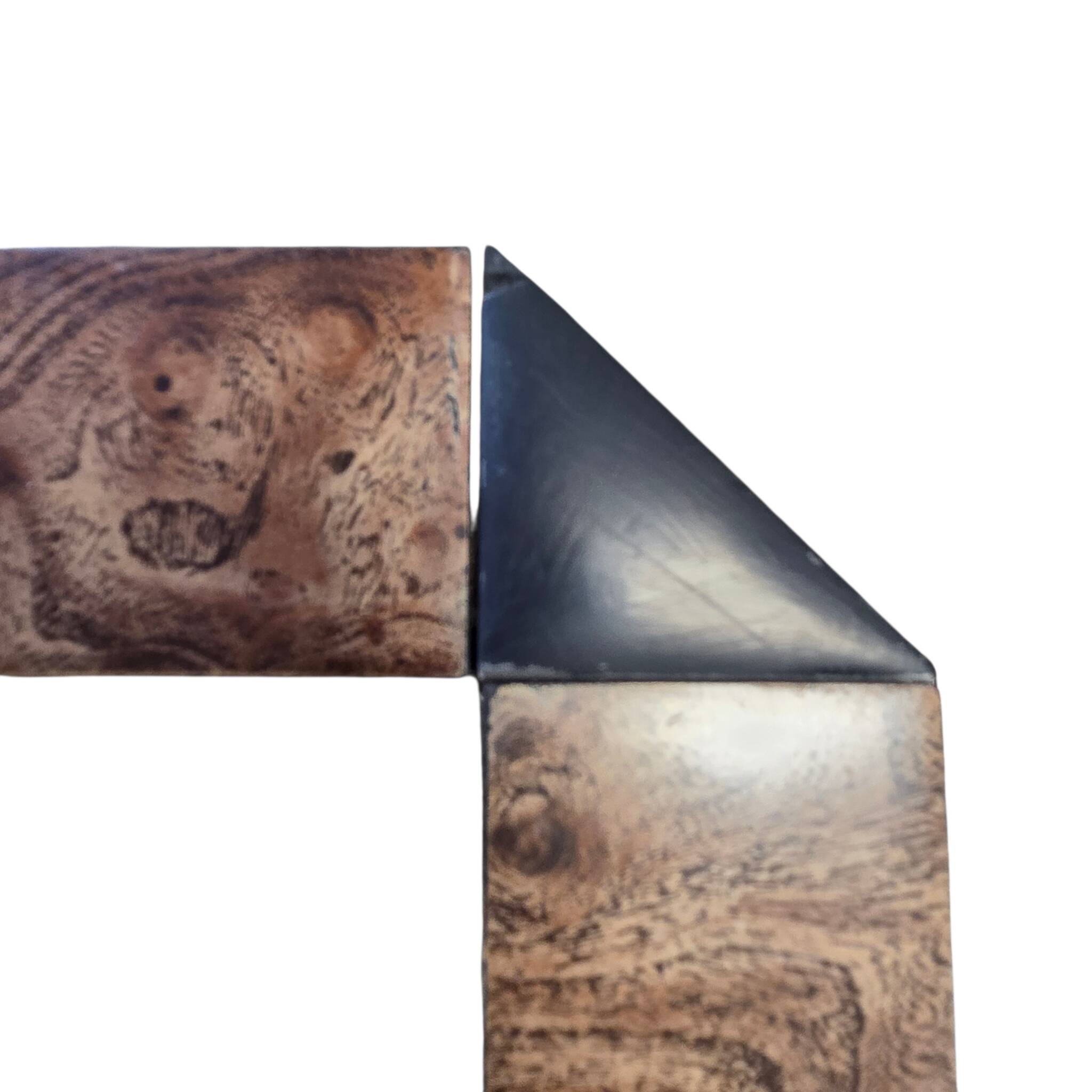 Table basse années 80 en métal gainé imitation loupe de noyer.