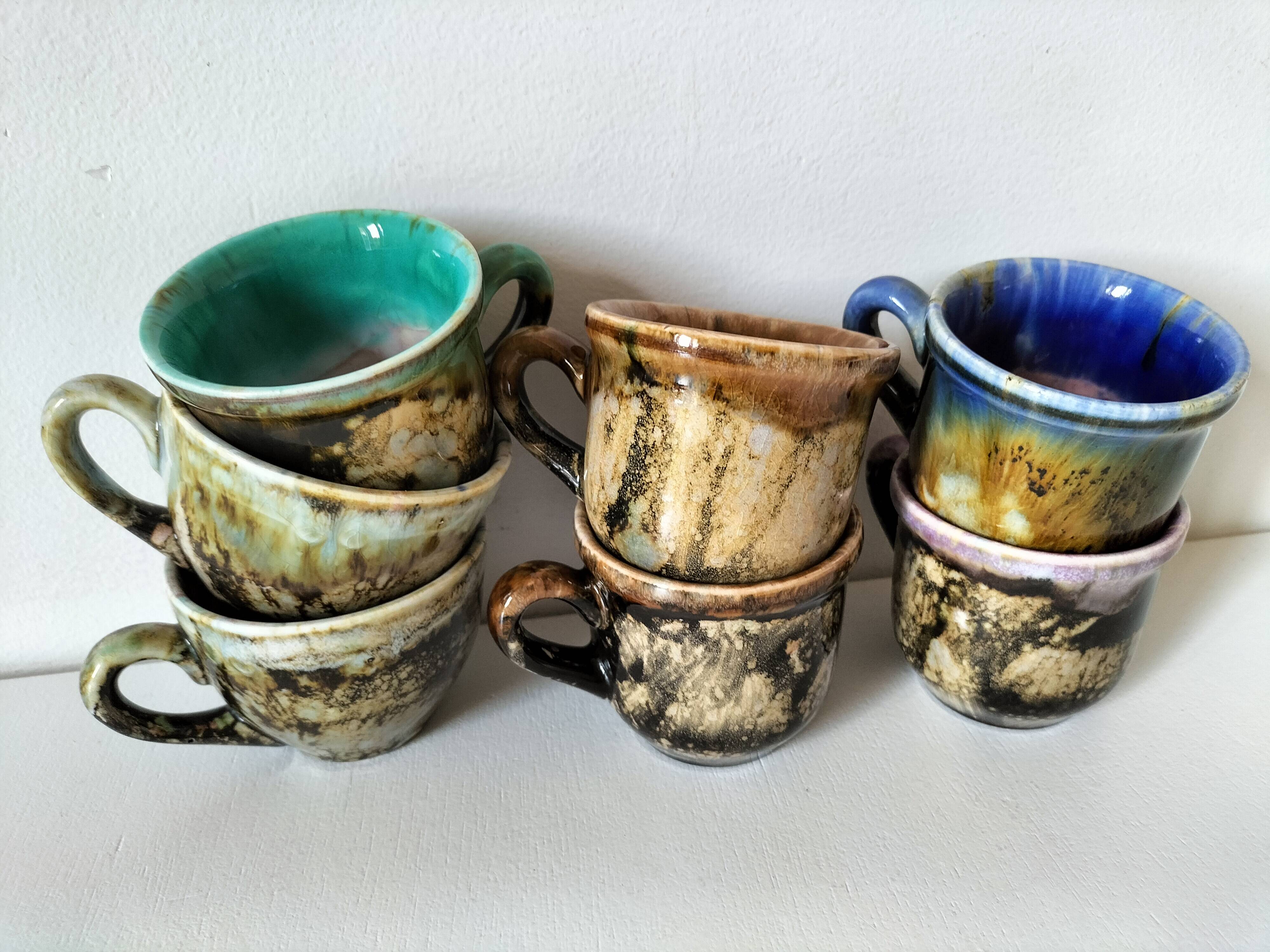 Tasses et soucoupes Morvan en céramique émaillée polychrome