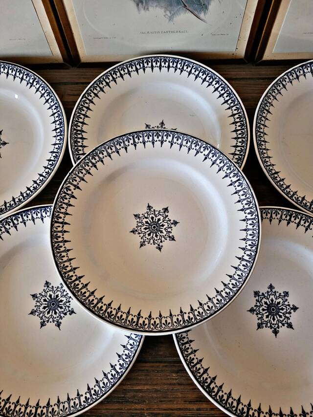 Saint Amand Primax flat plates, blue ironstone with Arabesque decoration.