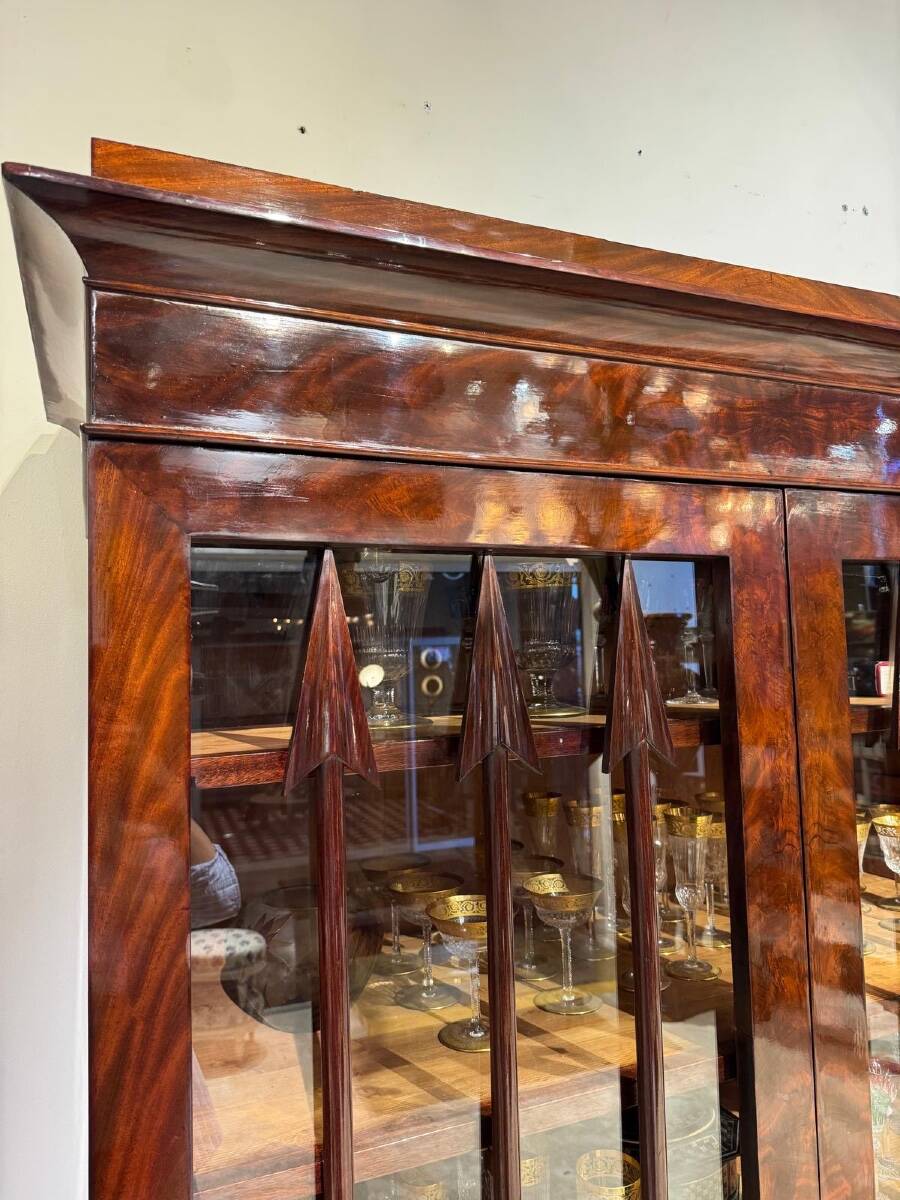 Pair of Empire period mahogany bookcases with flame pattern from the 19th century.