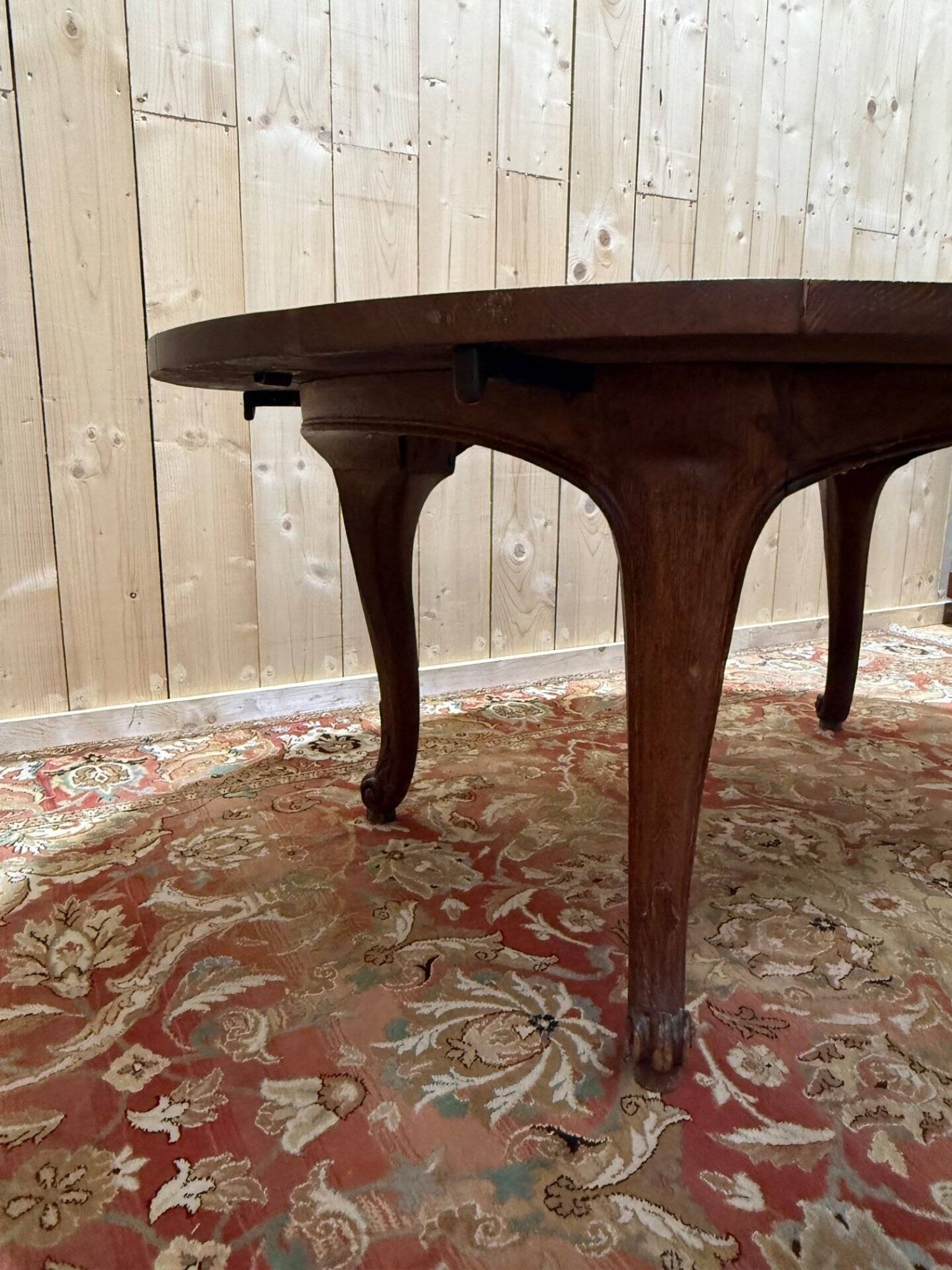 Table de salle à manger ovale de style Louis XV en chêne massif