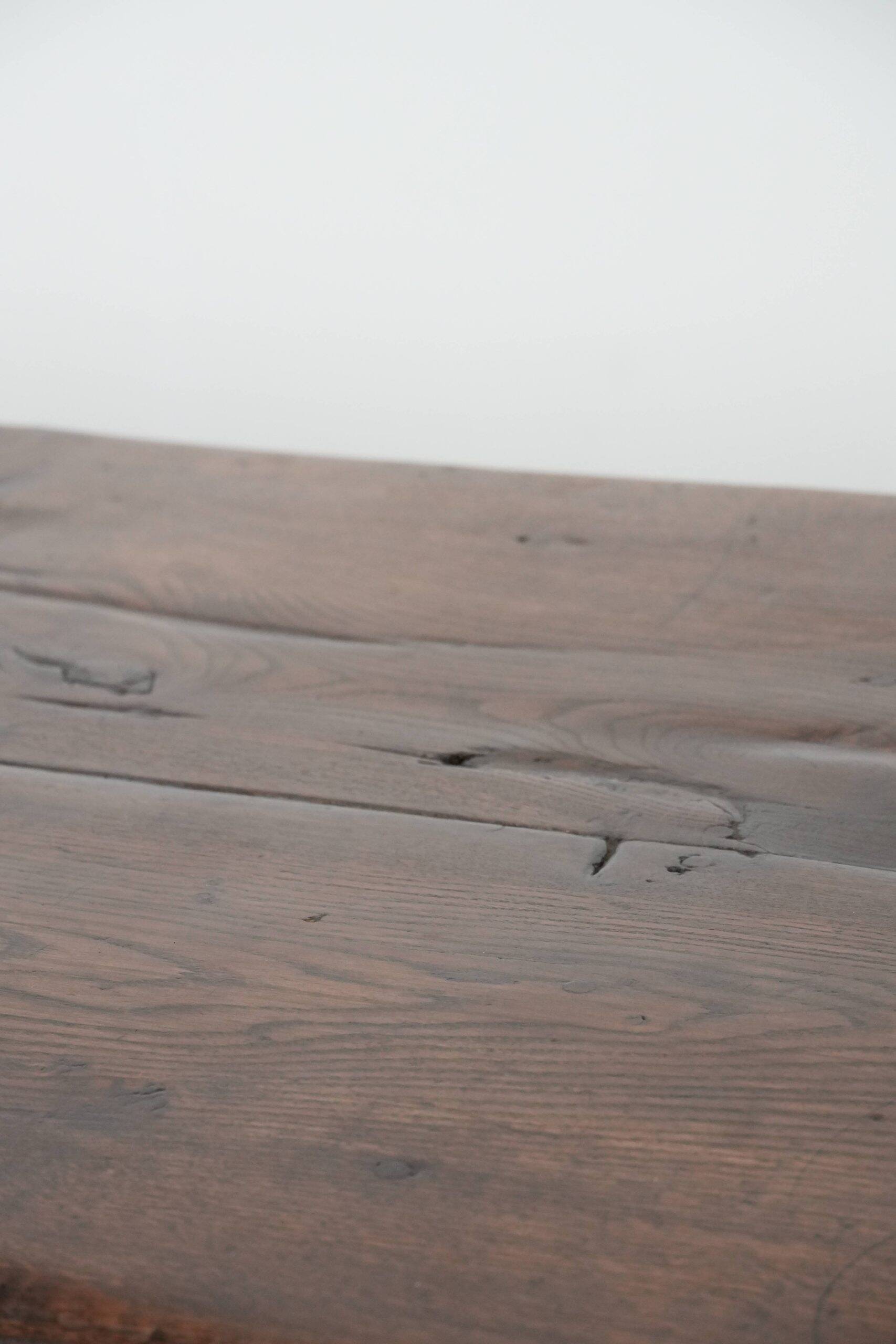 Antique English oak dining table from the 18th century for 4 to 6 people