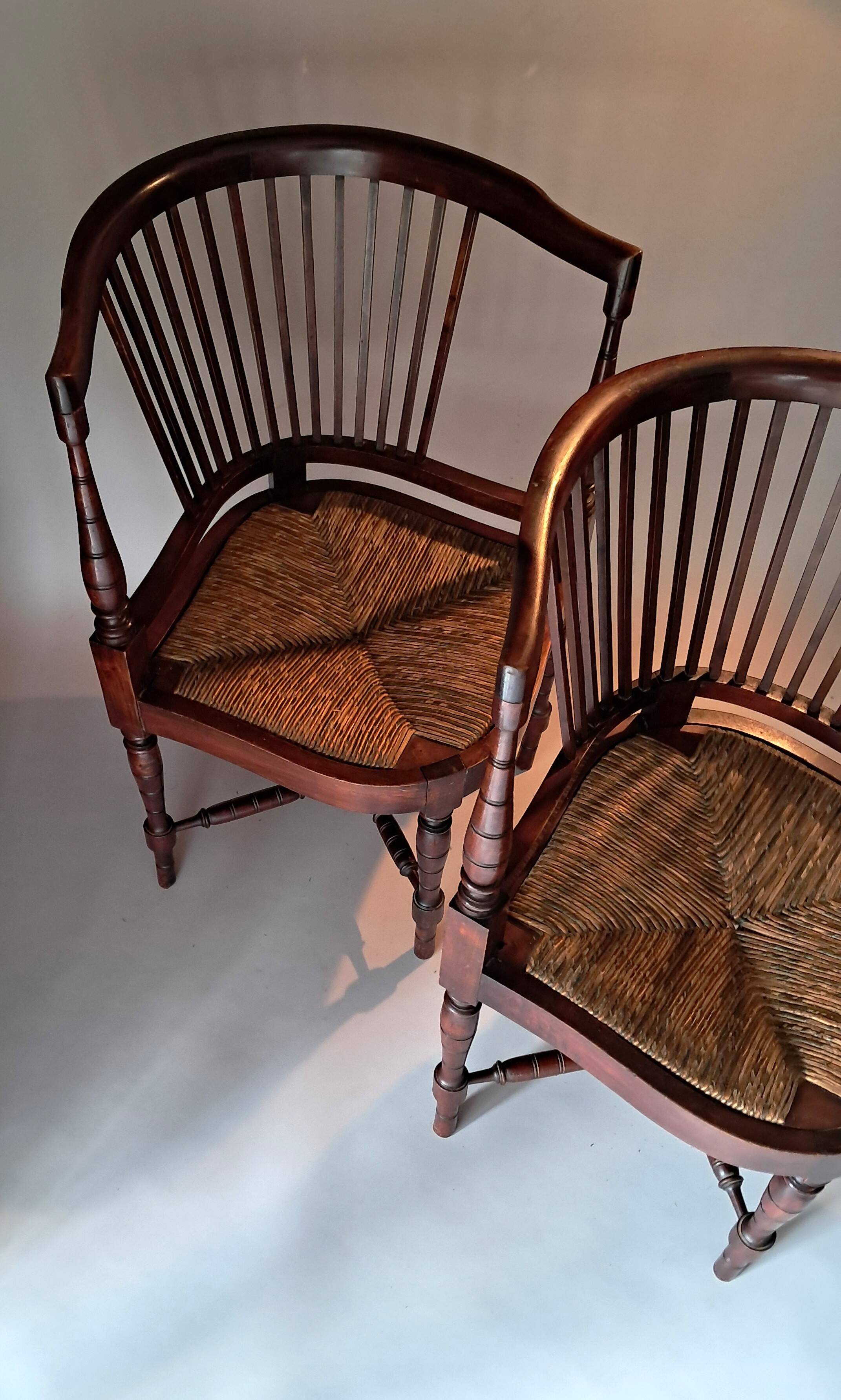 Paire de fauteuils d'angle paillés Jungerstil en acajou 1900.