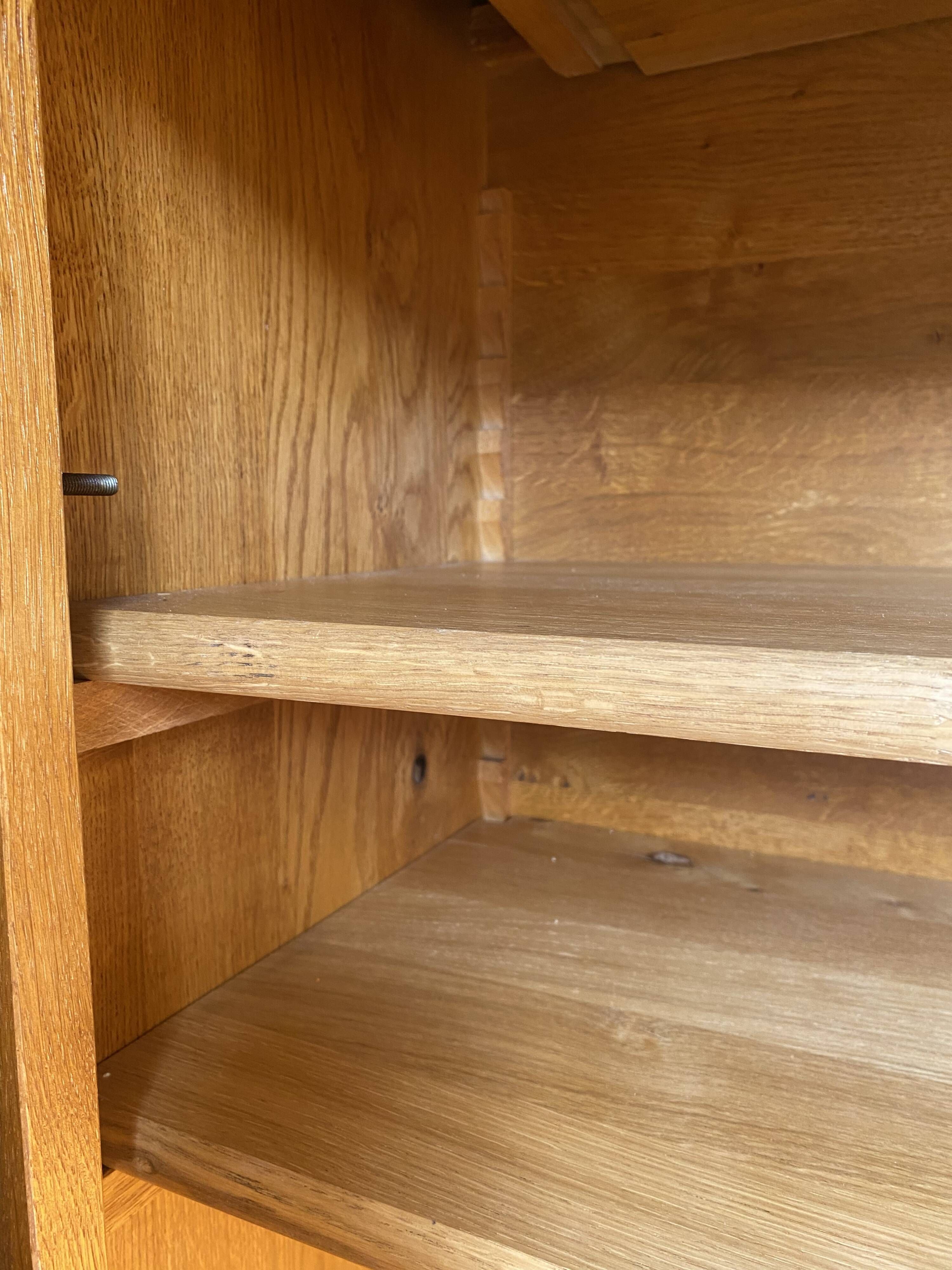 Buffet artisanal  en chêne massif , assemblage traditionnel