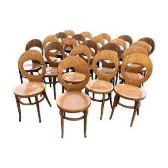Lot de 22 chaises Baumann modèle Mouette.