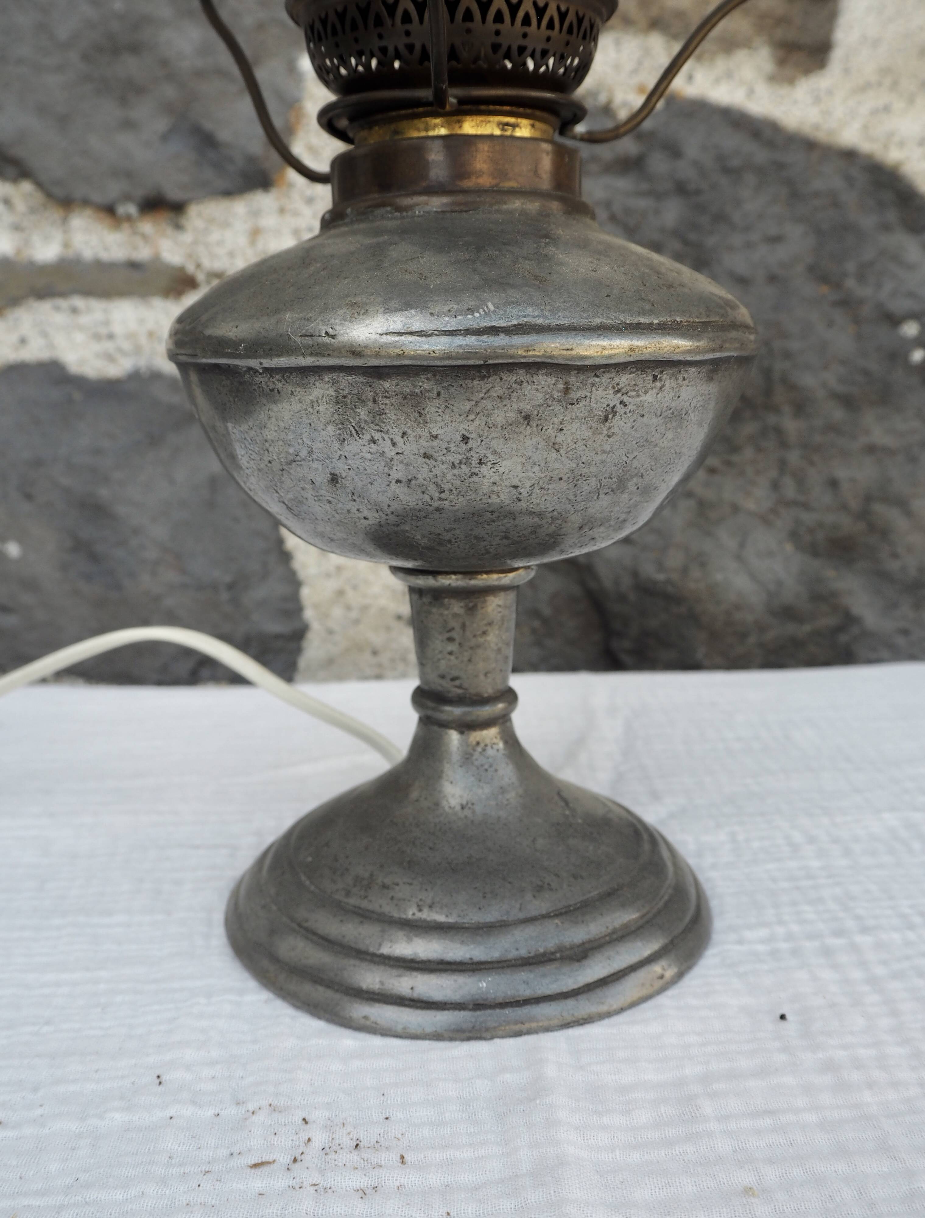 Classic pewter and opaline lamp, Les Étains de la Tour