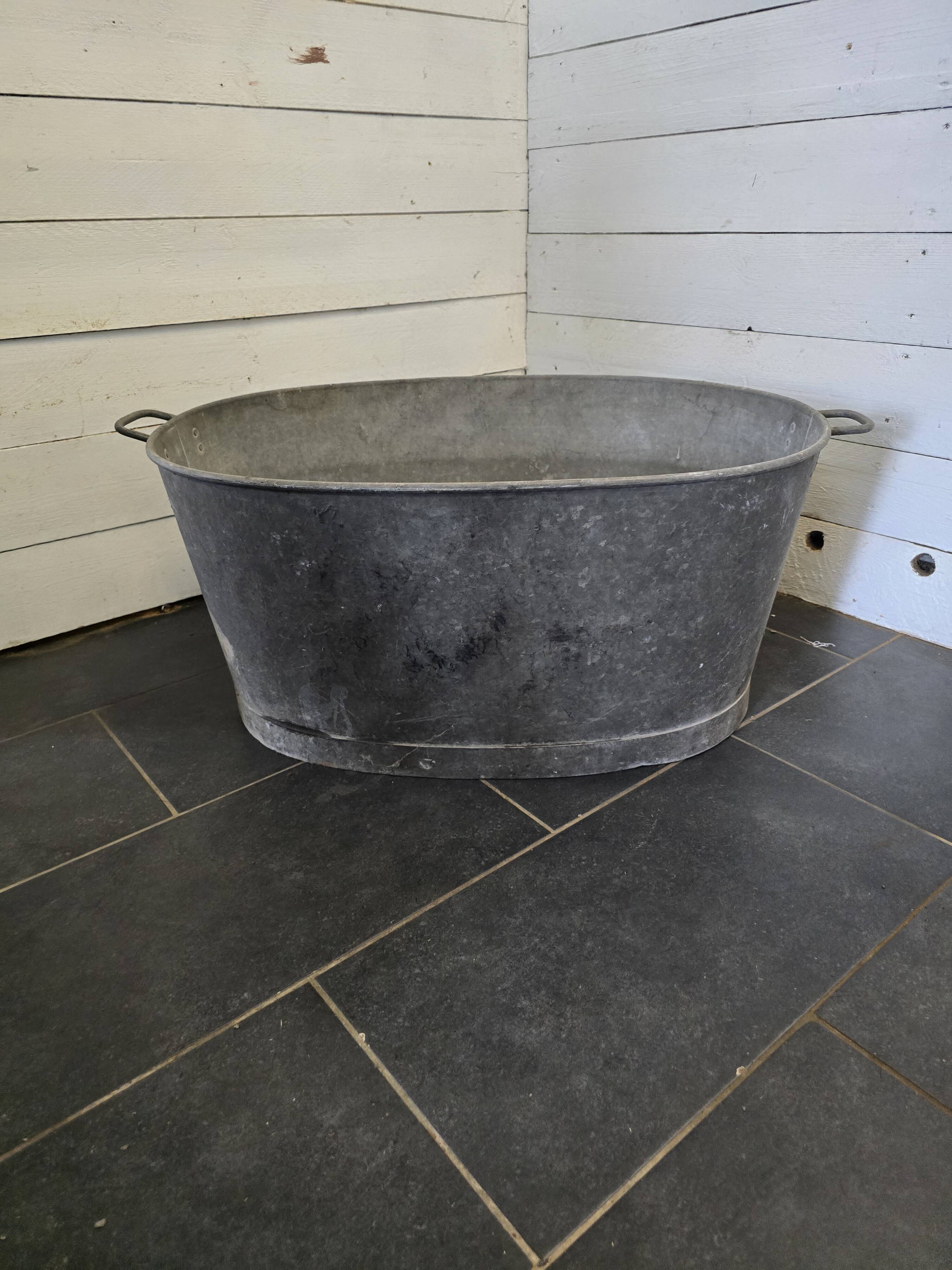 Oval zinc basin or bathtub