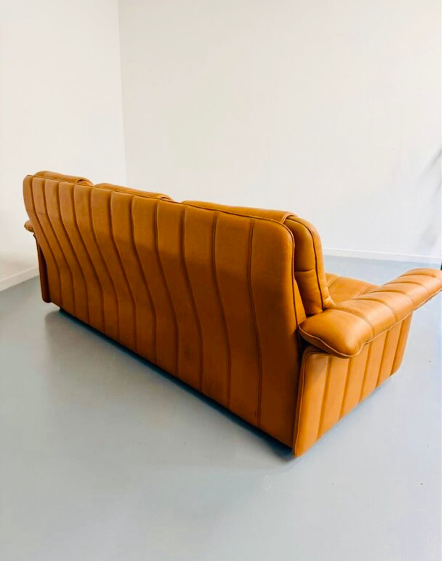 Ancien Canapé 3 places De Sede en cuir épais cognac design années 70