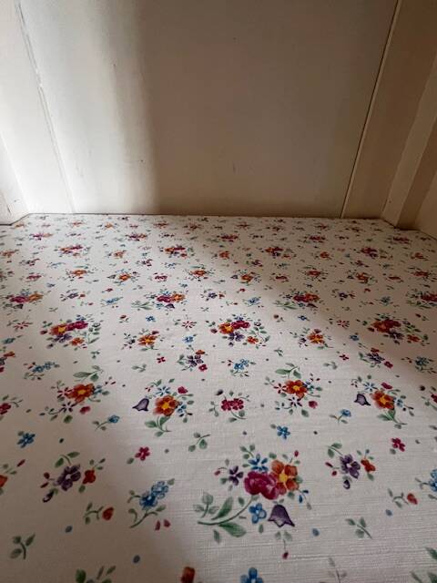 White 2-door bonnet cabinet