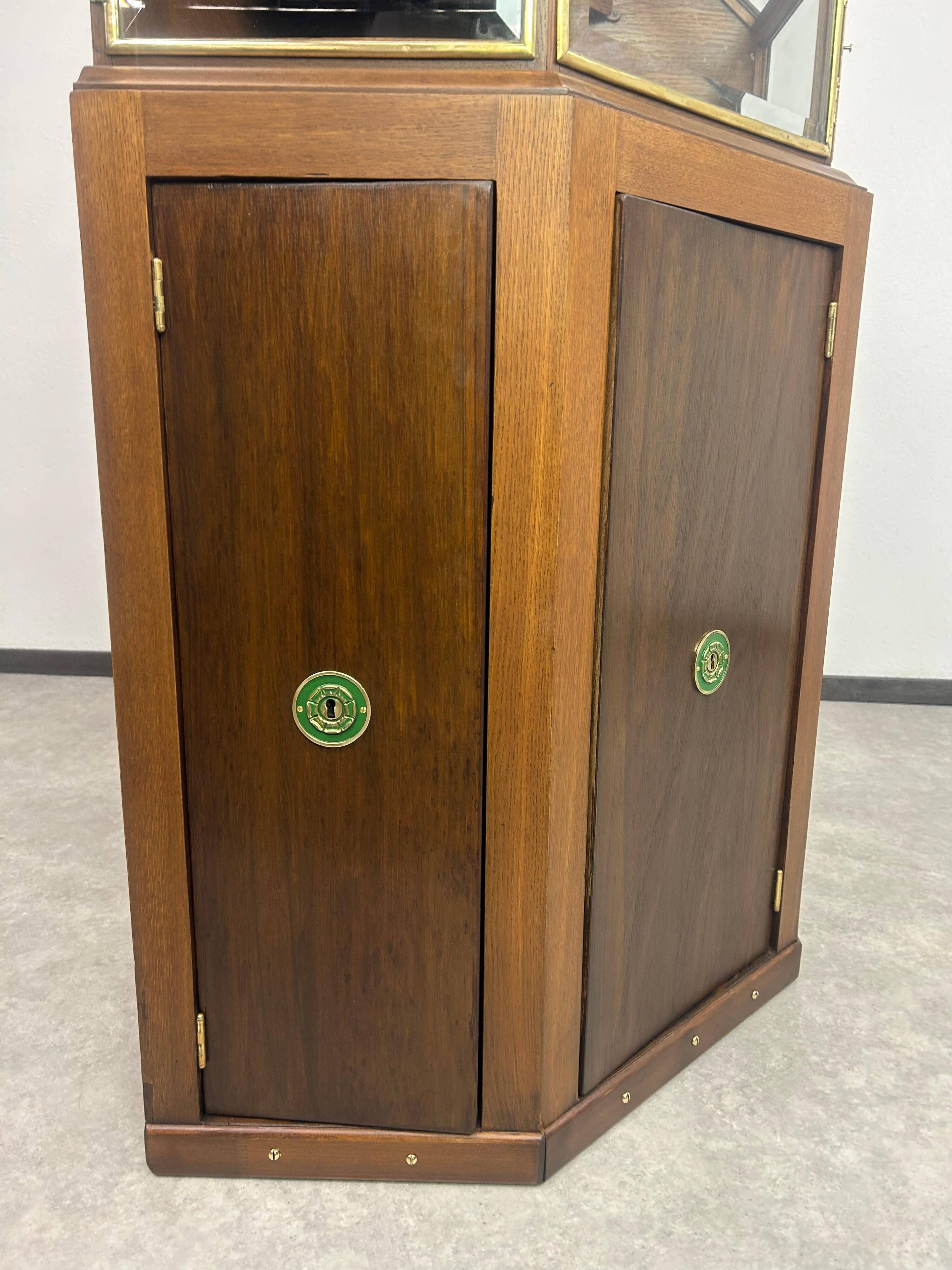 Vitrine d'exposition pour bijoux art nouveau pyramidale d'angle