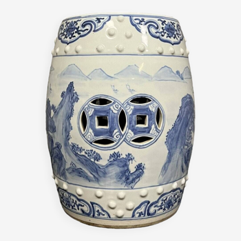 Chine vers 1900 : tabouret en porcelaine bleu blanc, à décor d'un paysage lacustre ajouré