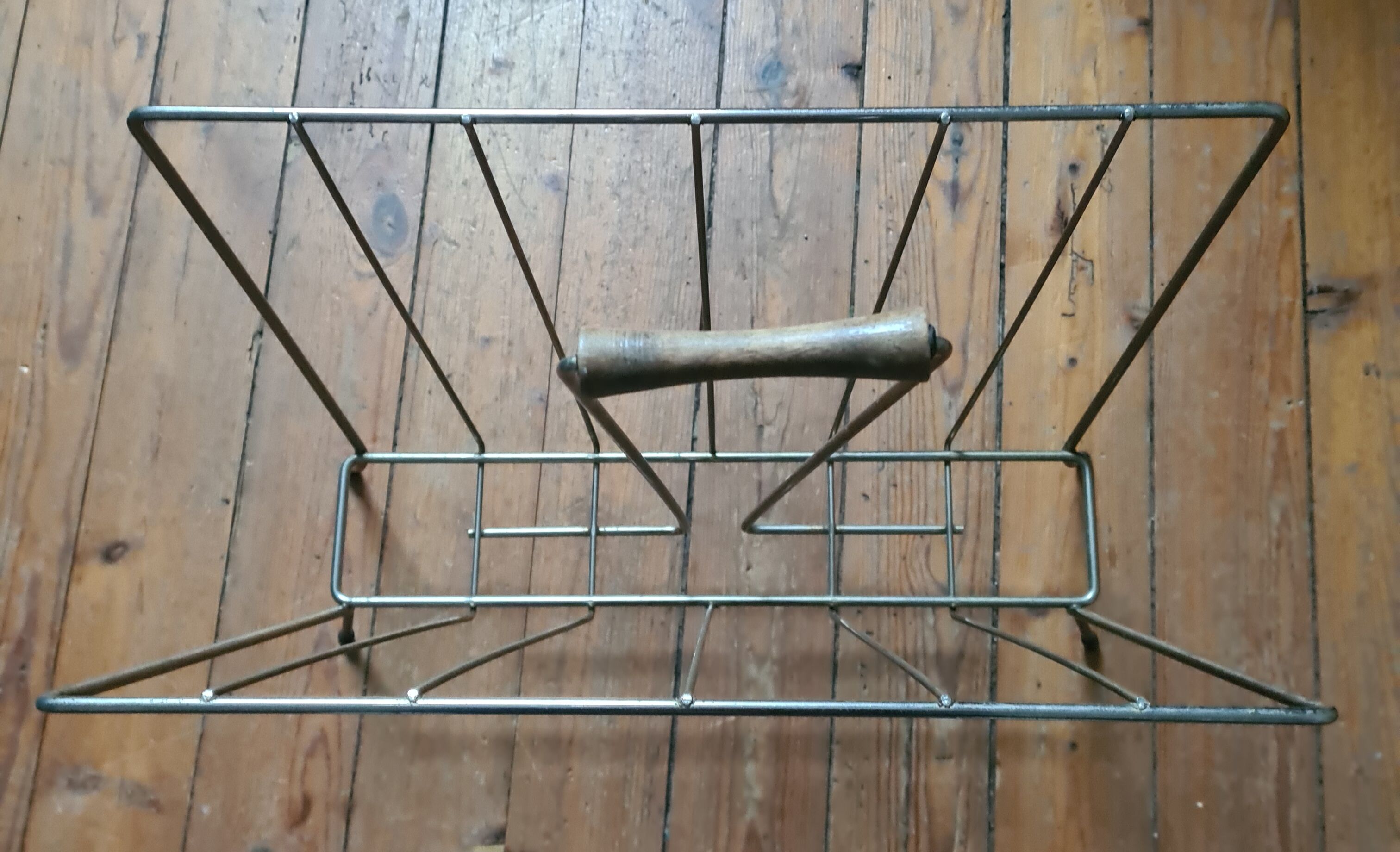Metal magazine holders: from the 50s/60s