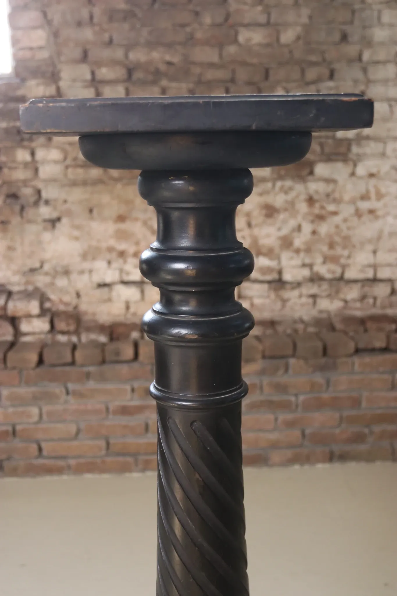 Ebonised wooden column with turned spiral shaft – Napoleon III, 19th c.