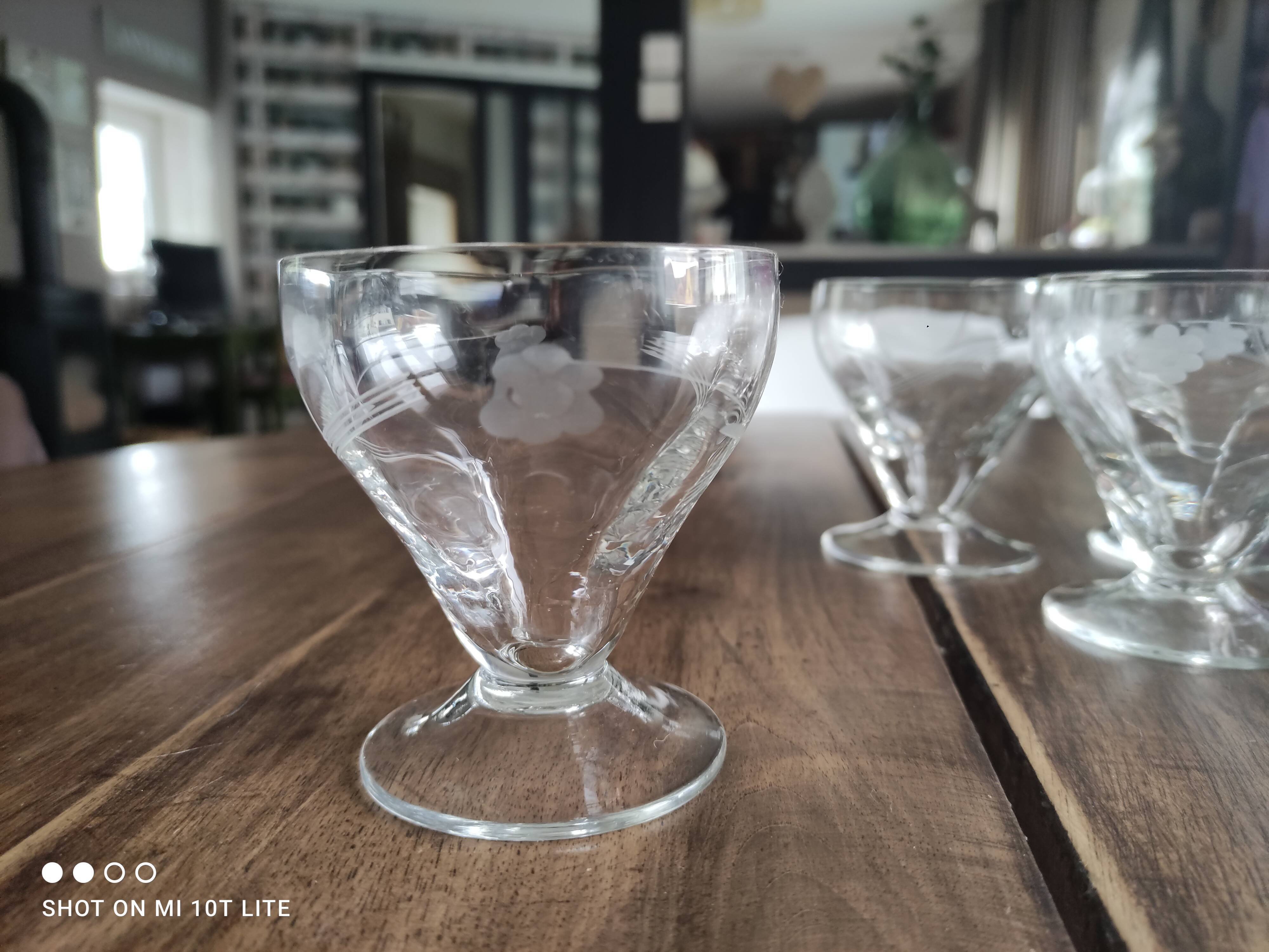Lot de 11 coupes à champagne en verre ancien ciselé décor floral sur pied bas