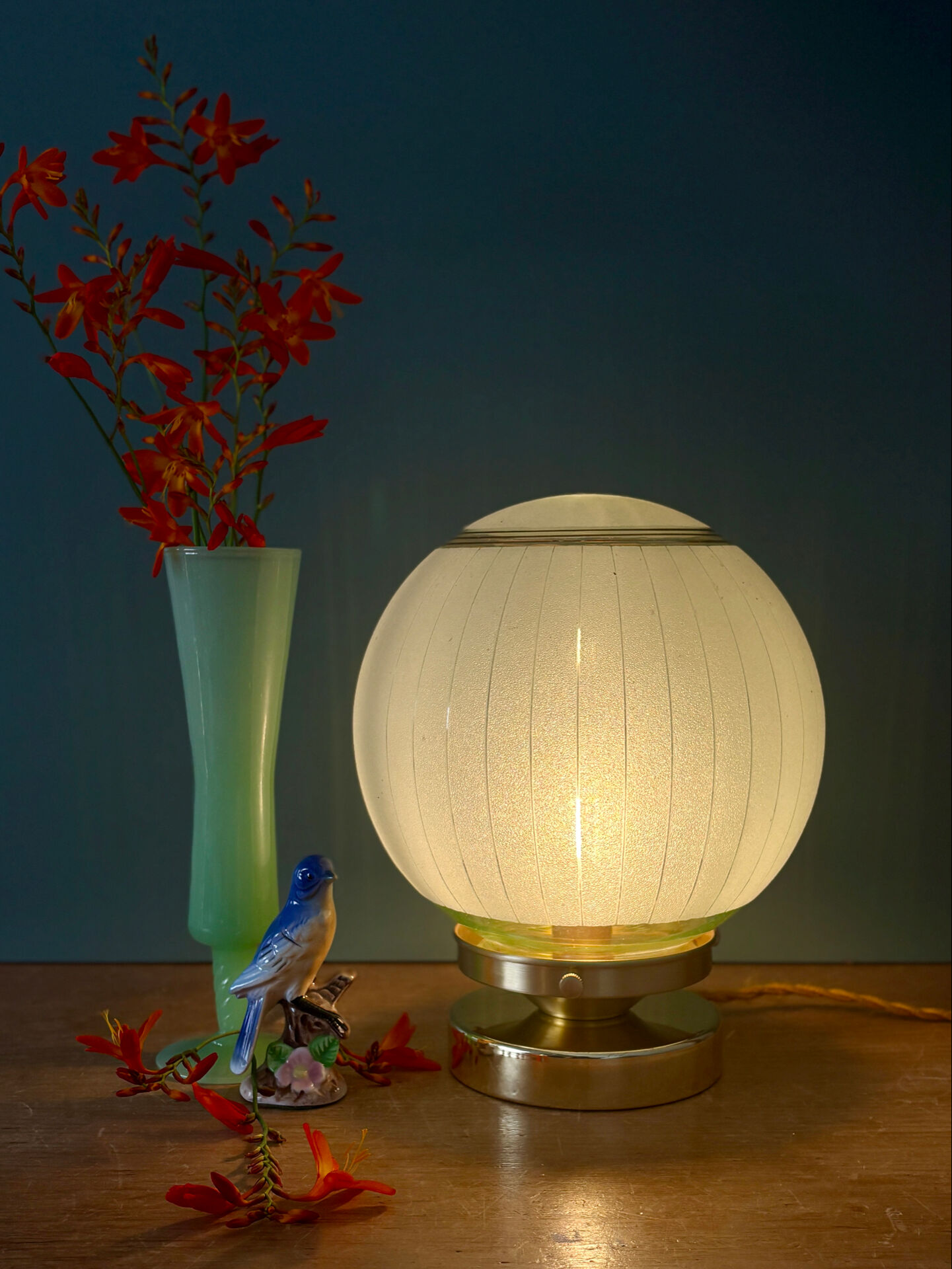 Lampe à poser globe vintage en verre granité vert et doré