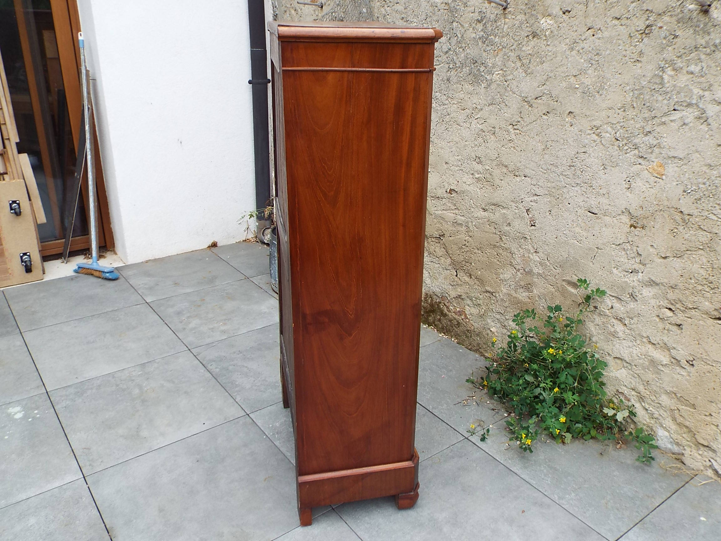 Weekly chest of drawers