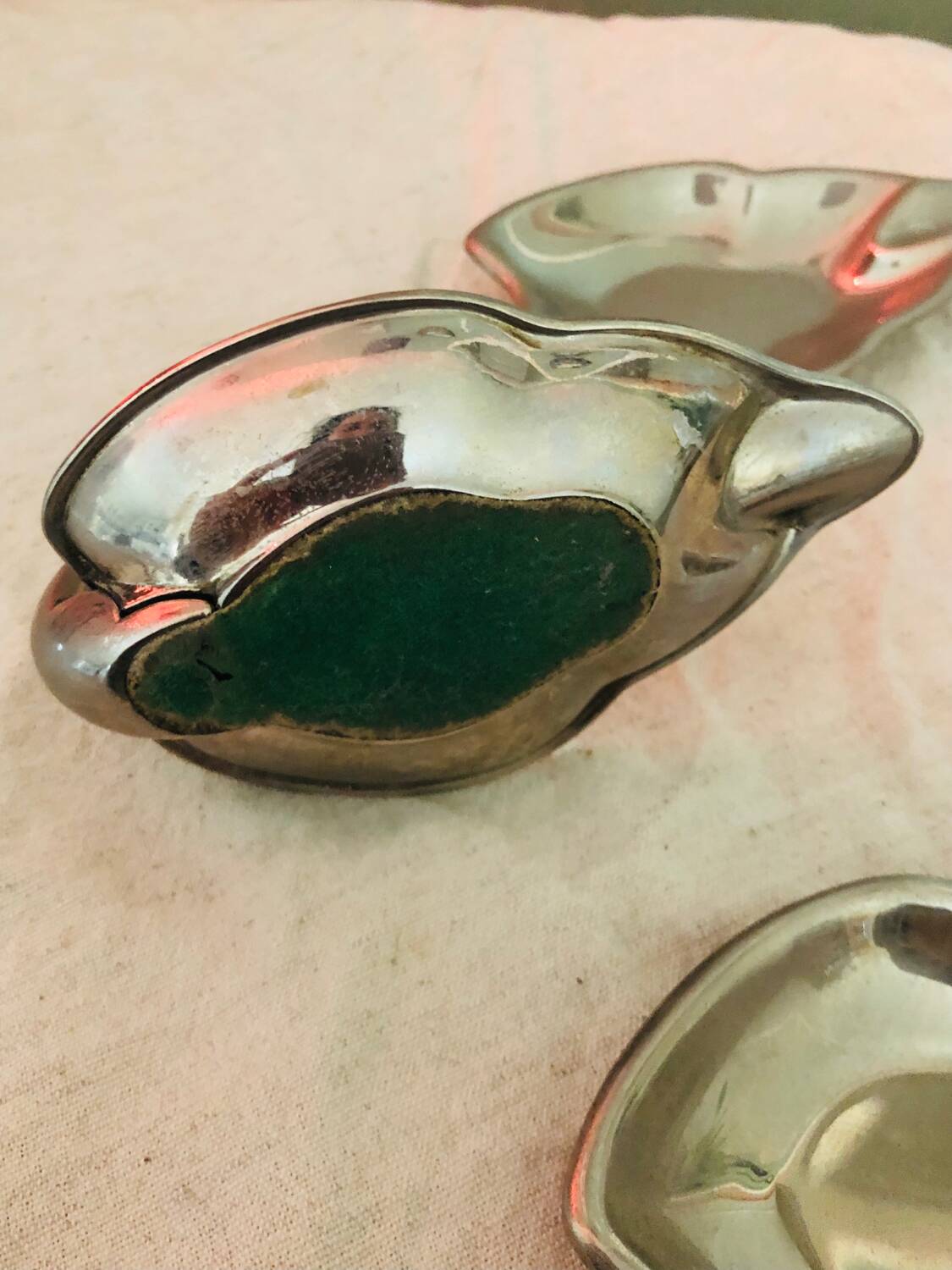 Small swan ashtray with silver metal cups