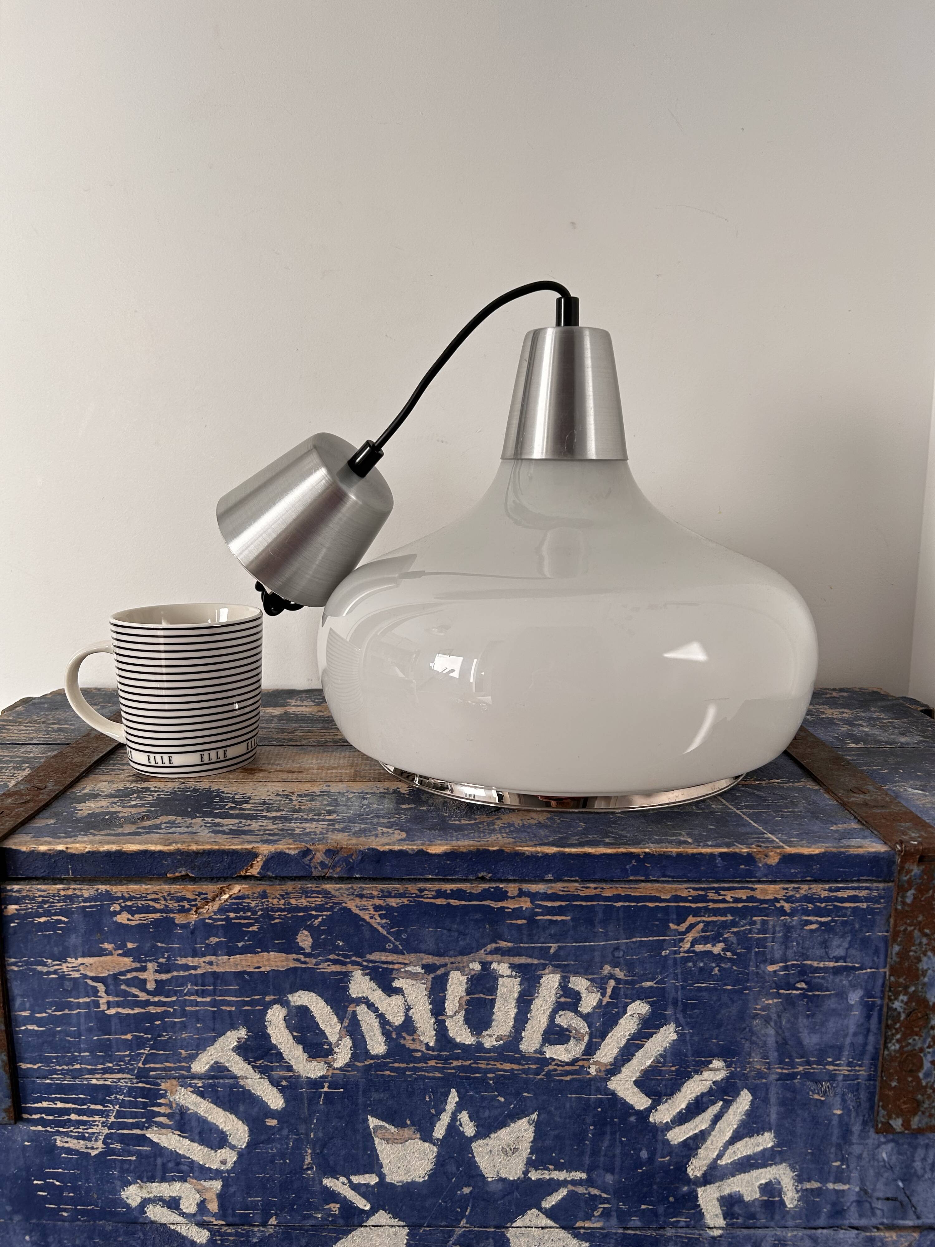 Vintage pendant light in white and silver opaline