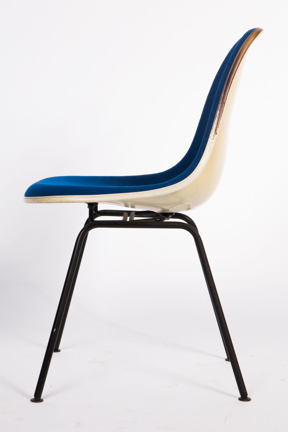 DSX Eames fiberglass chair