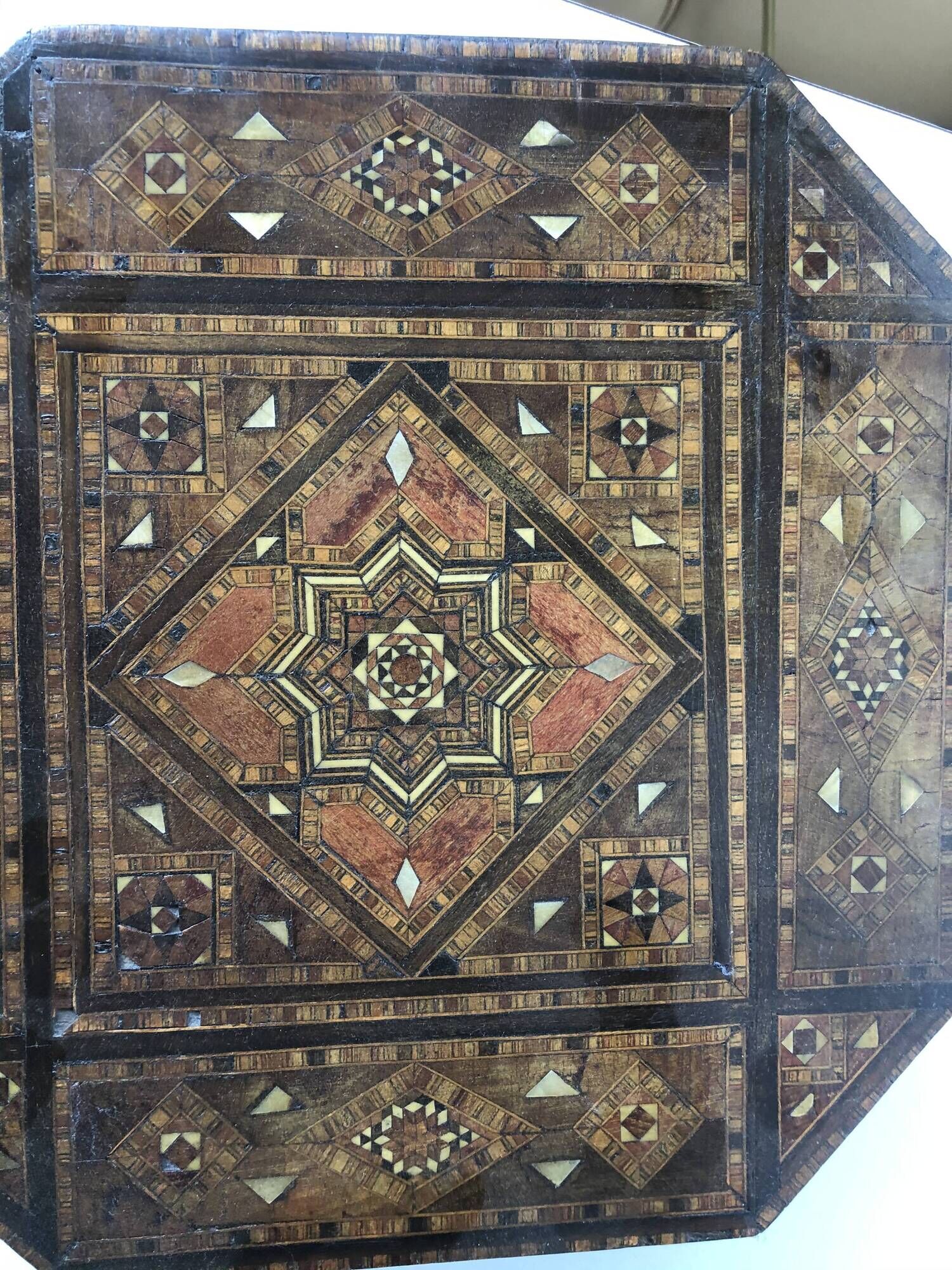 Box or box has jewelry in oriental marquetry. Colonial period around 1950 .