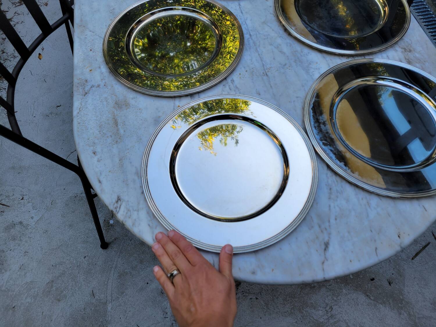 5 assiettes de présentation en métal argenté