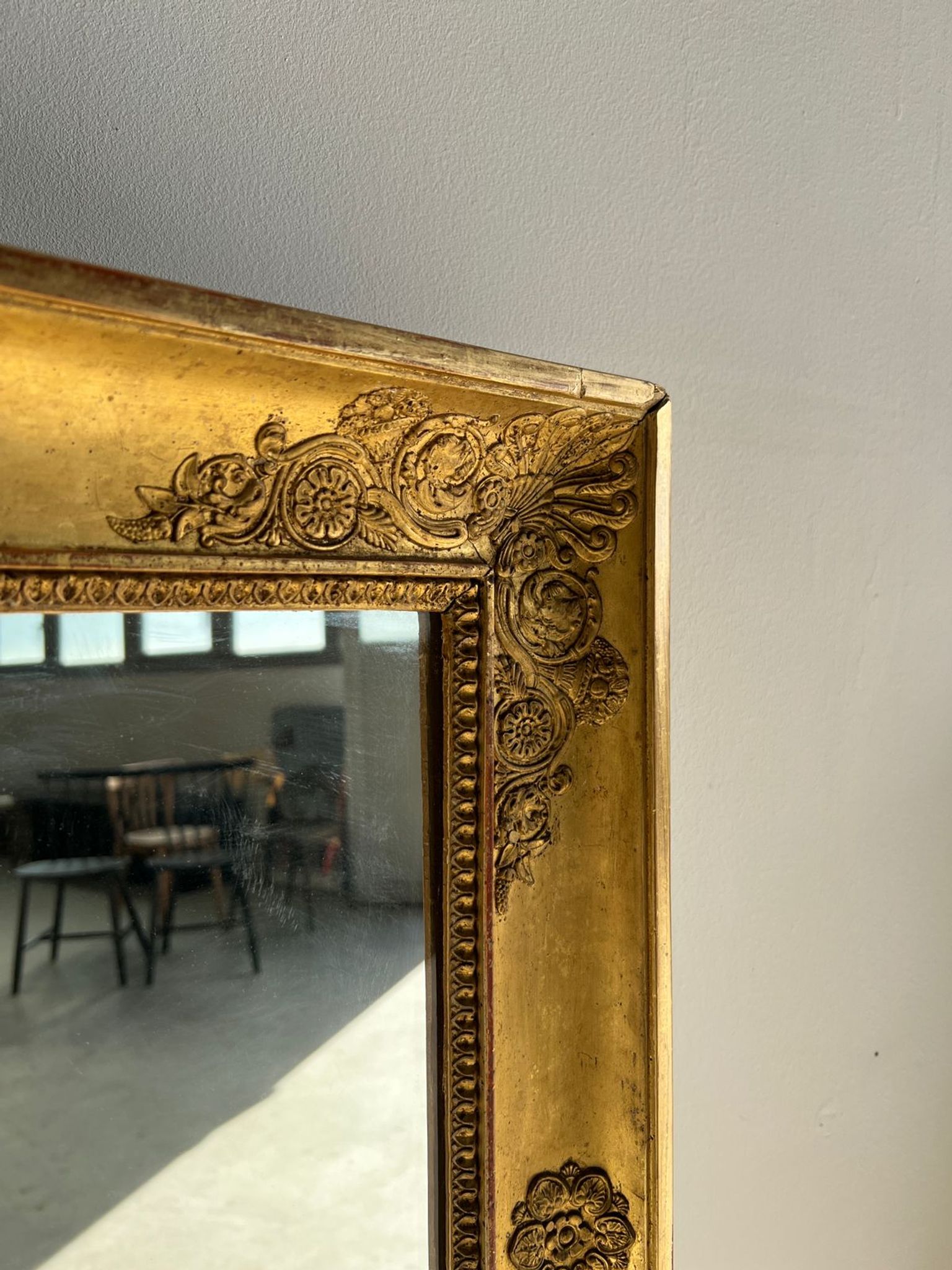 Miroir doré style Restauration à décor de palmettes étirées