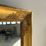 Miroir doré style Restauration à décor de palmettes étirées