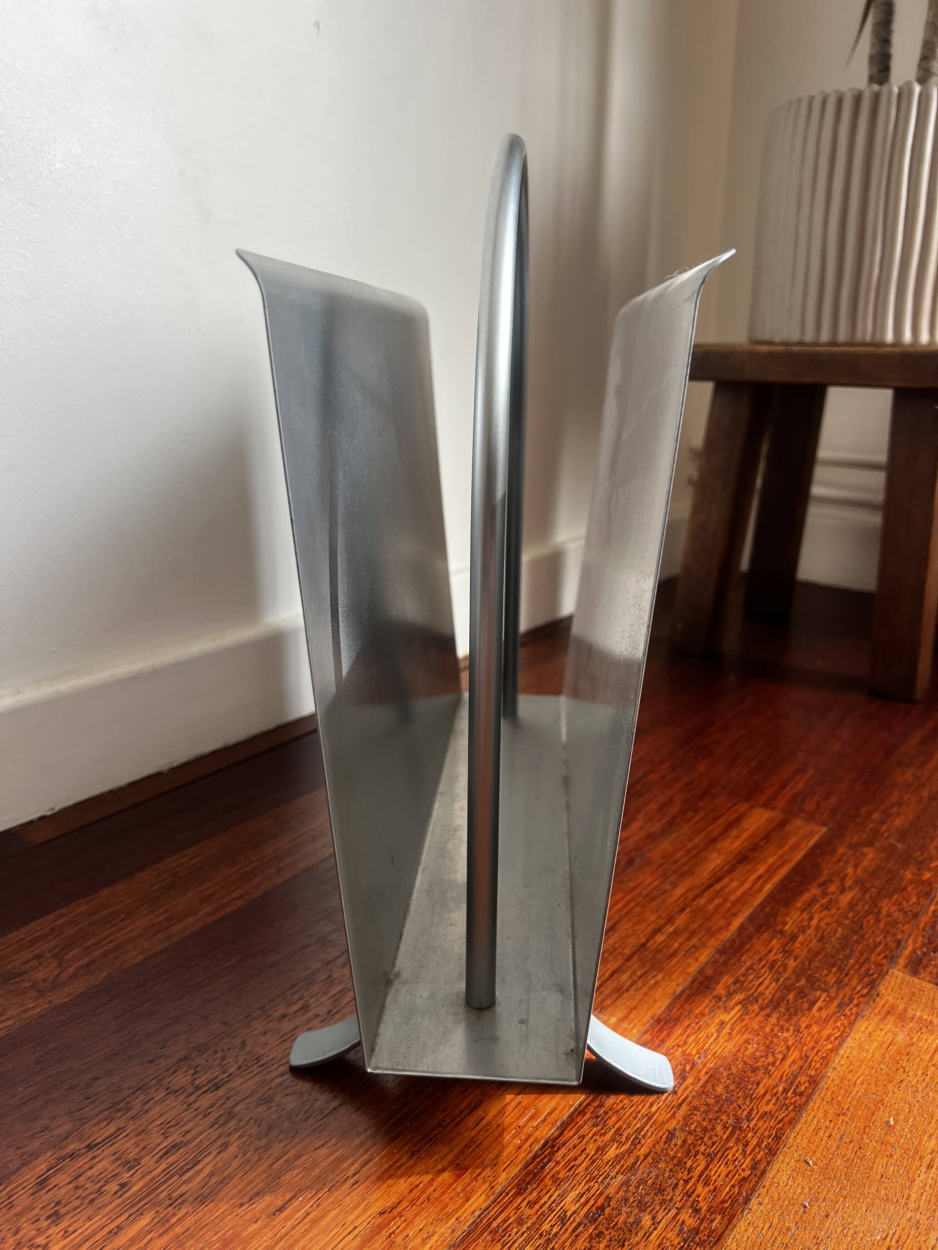 Designer magazine rack by W.H. Gispen - modernist metal / Bauhaus