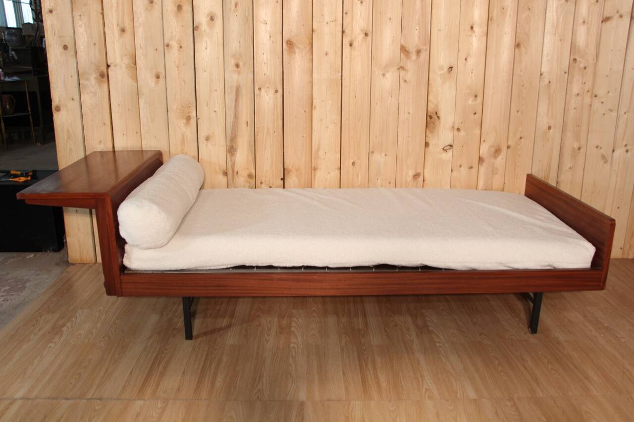 LC5 daybed model by Pierre Guariche