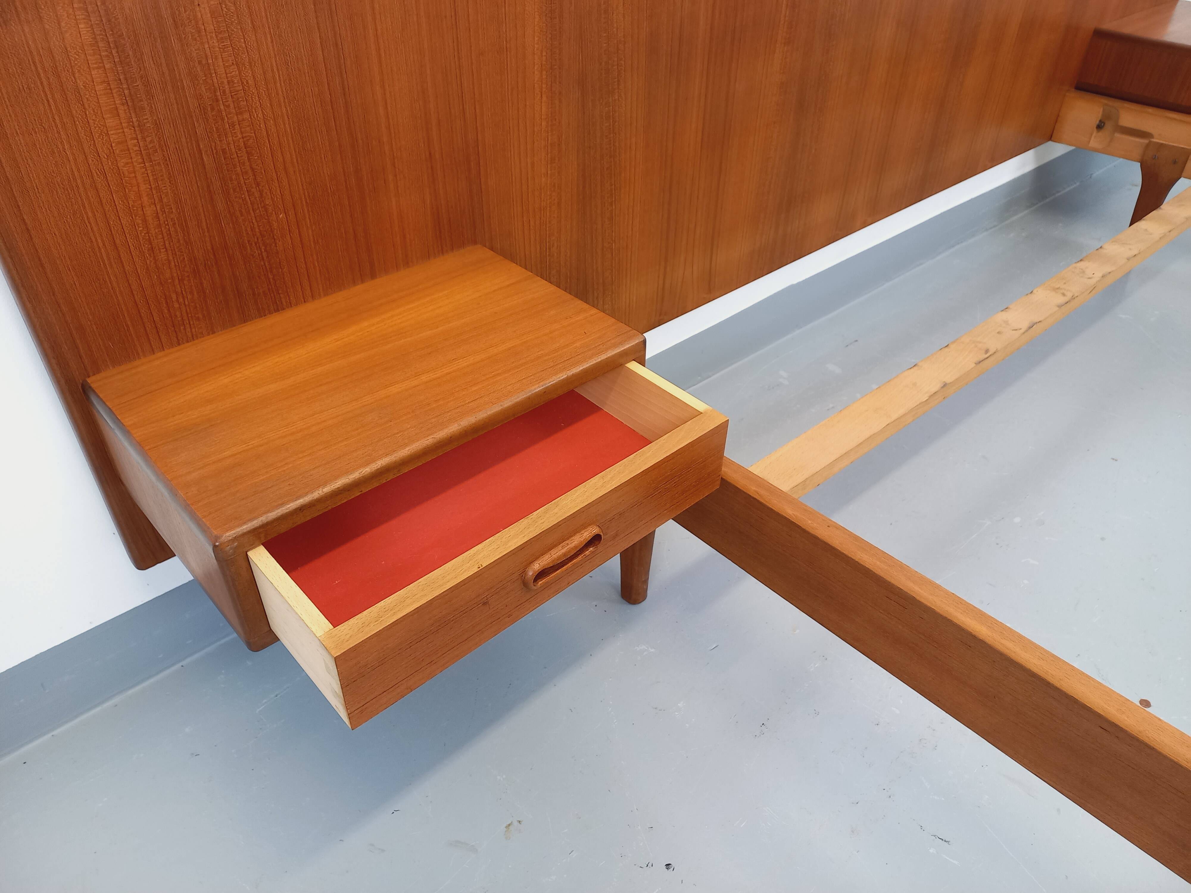 Lit double vintage scandinave en teck des années 60 avec chevets intégrés