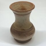 Vase en grès estampé beige signé