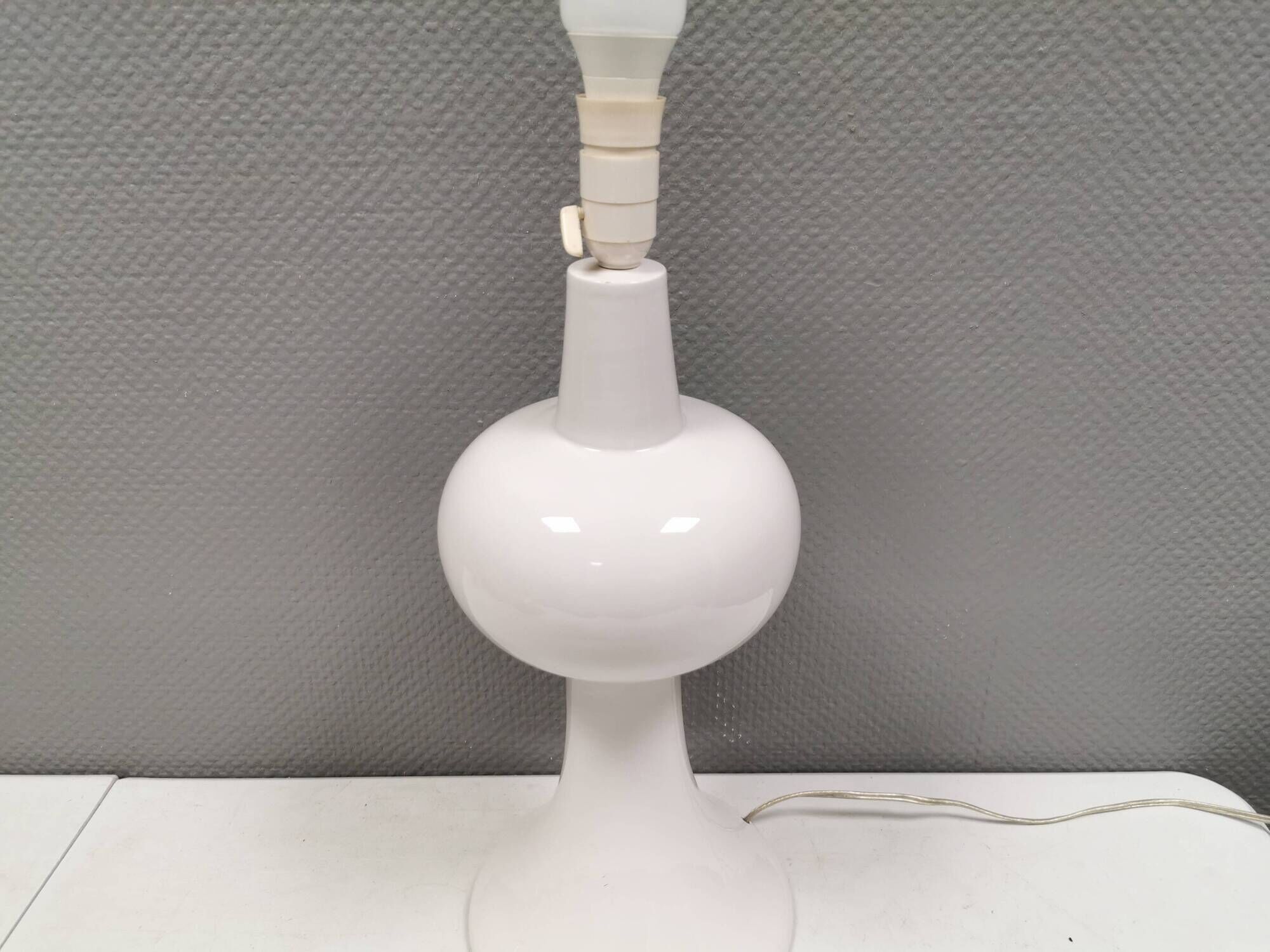 Large and beautiful Italian Table Lamp in white porcelain, estimated 1980s.