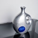 Vase biomorphique par Art3, aluminium et céramique émaillée bleu, Espagne, 1980