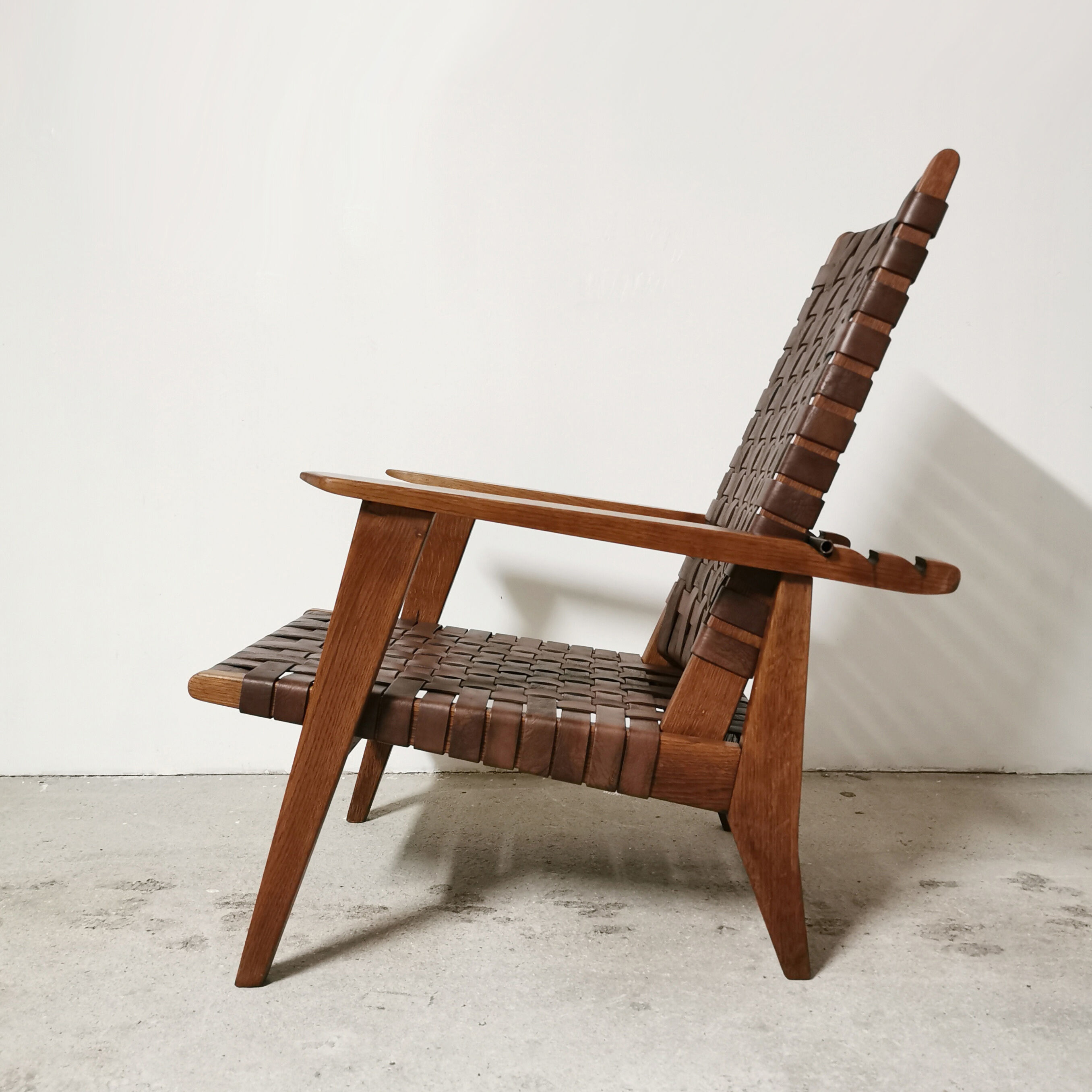 Fauteuil reconstruction en chêne et cuir, 1950