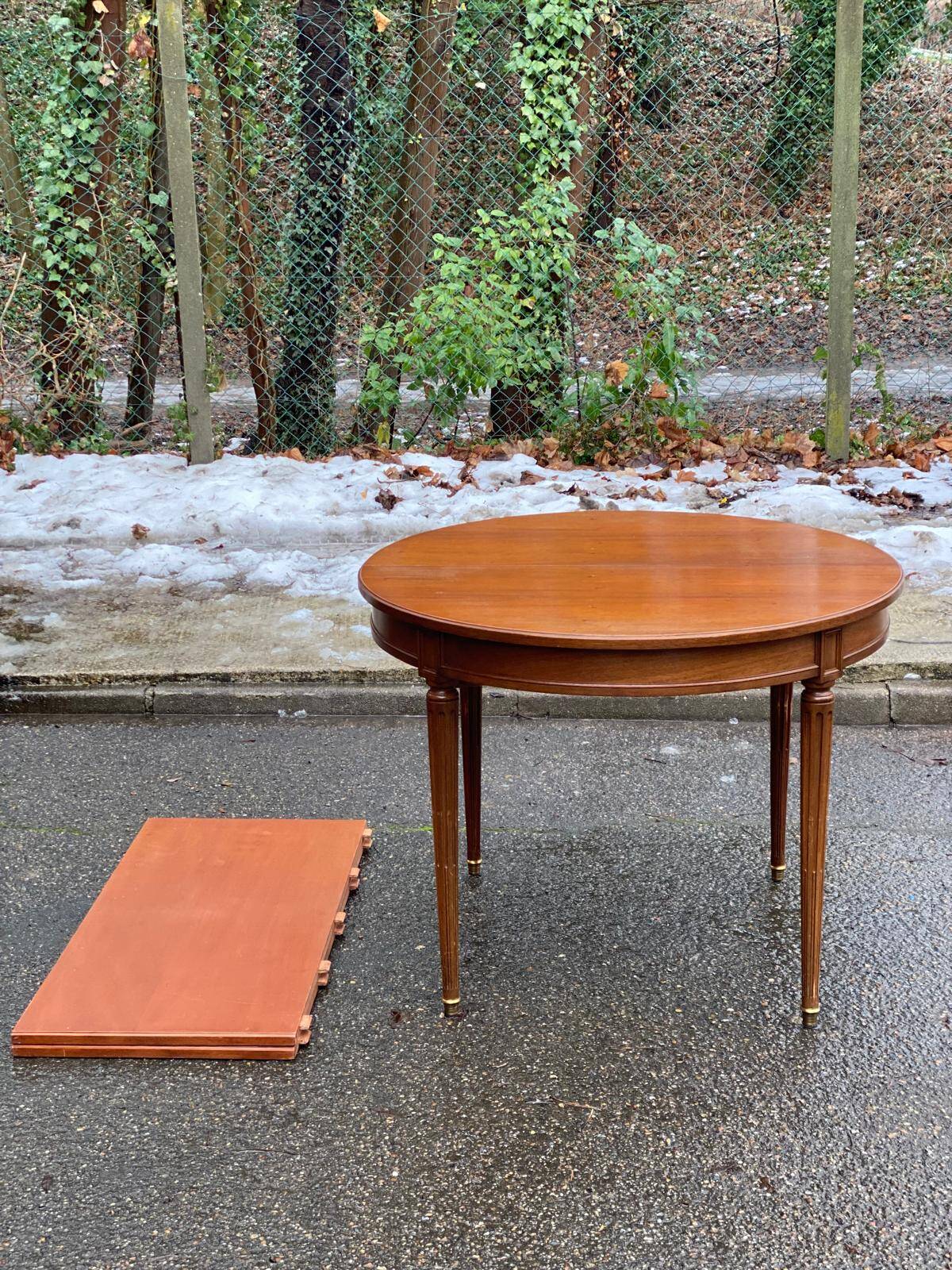 Round extendable dining table in Louis XVI style, 100cm with 2 extensions.