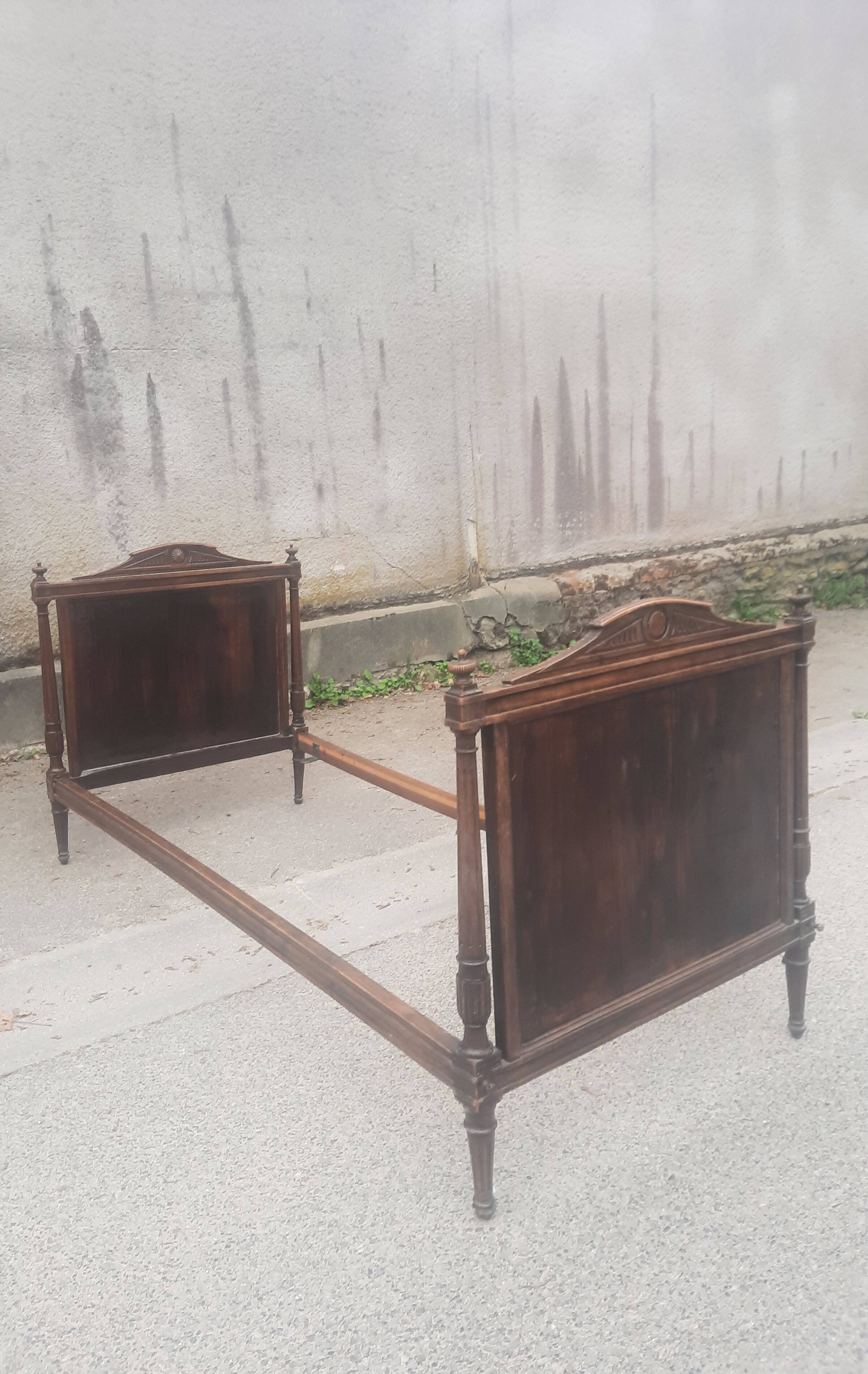 Lit Louis XVI en bois naturel