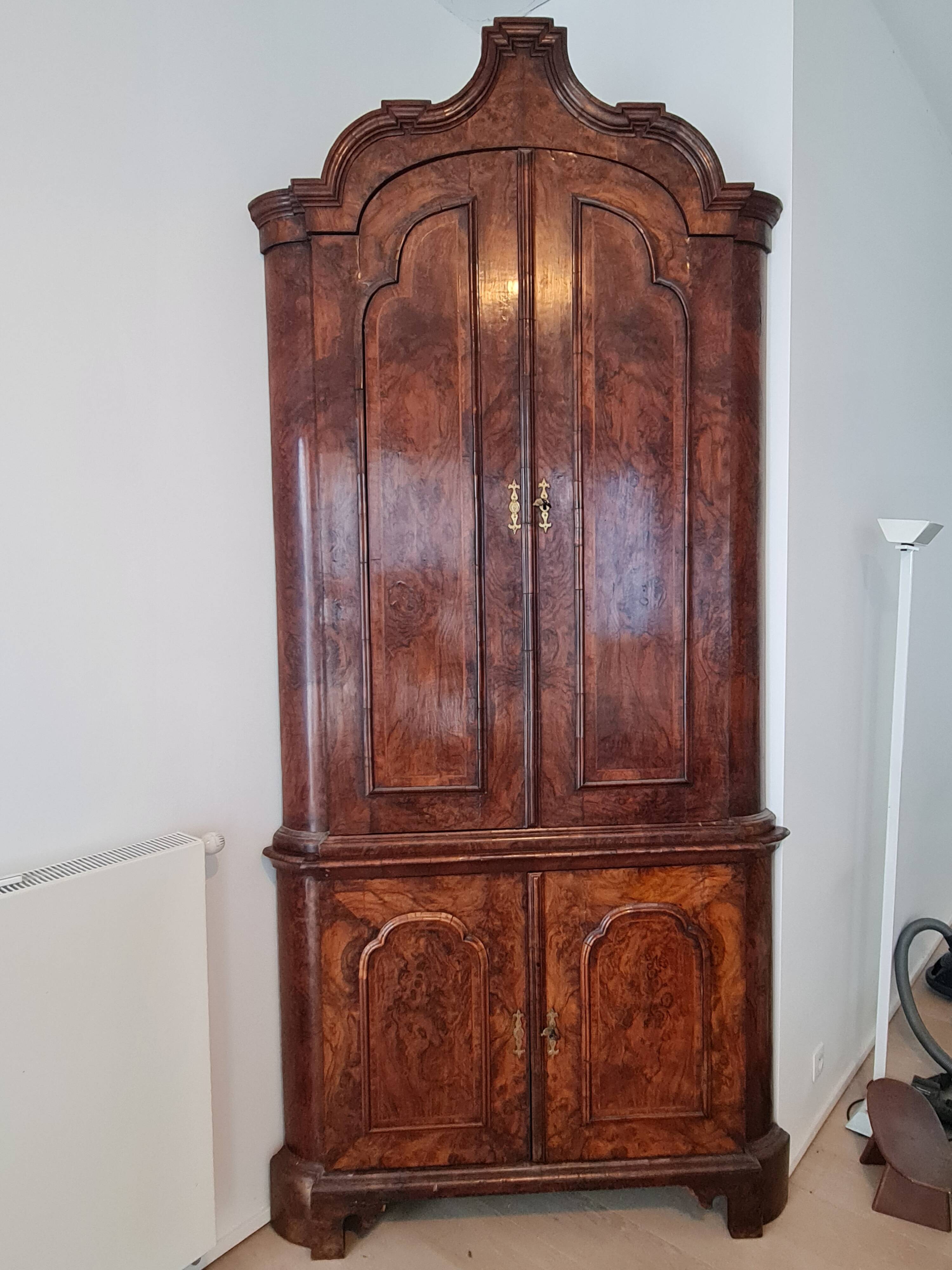 Antique Dutch corner cabinet in burl – two-body cabinet from the 19th century